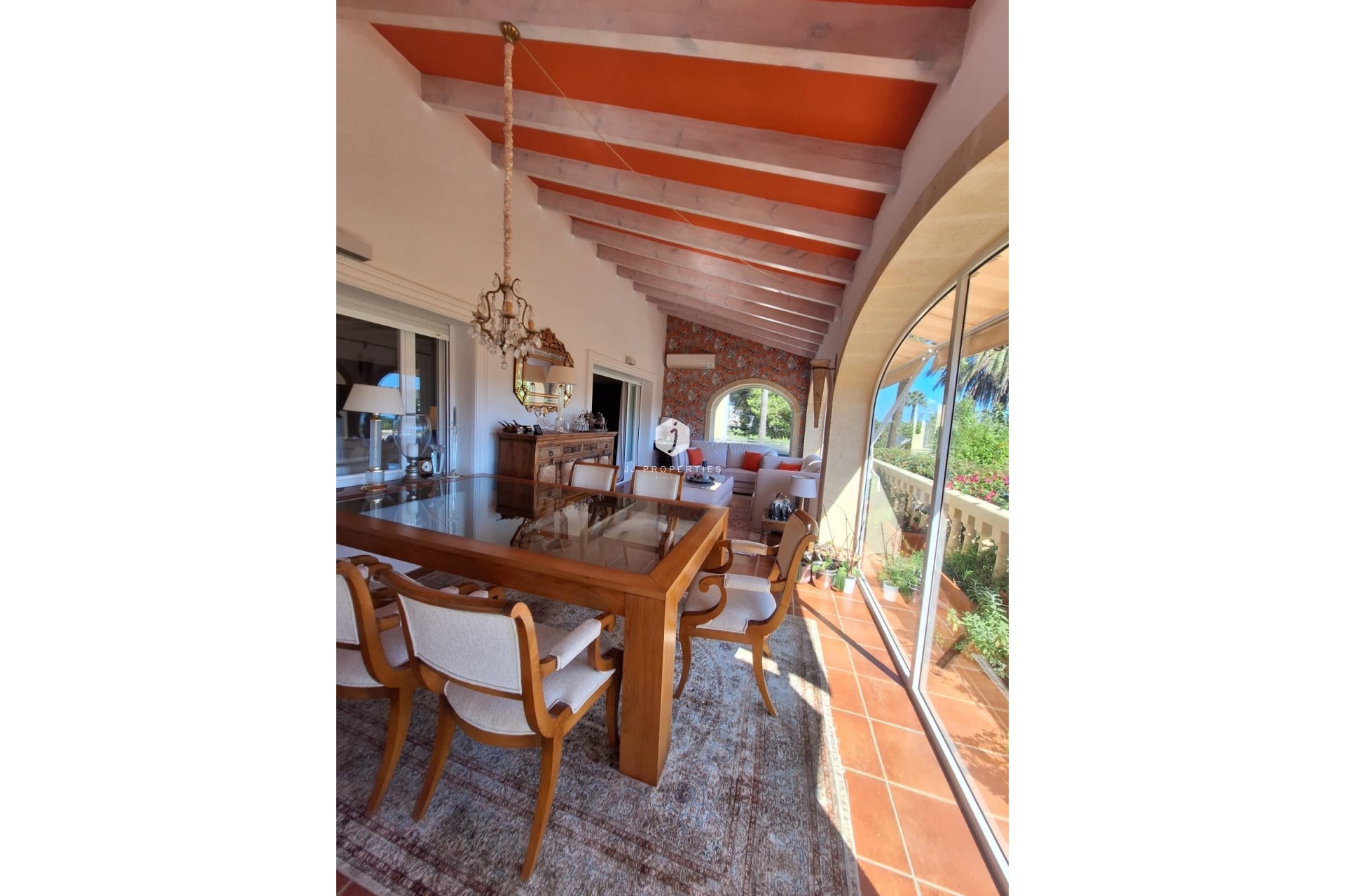 Aus zweiter Hand - Villa -
Tosalet