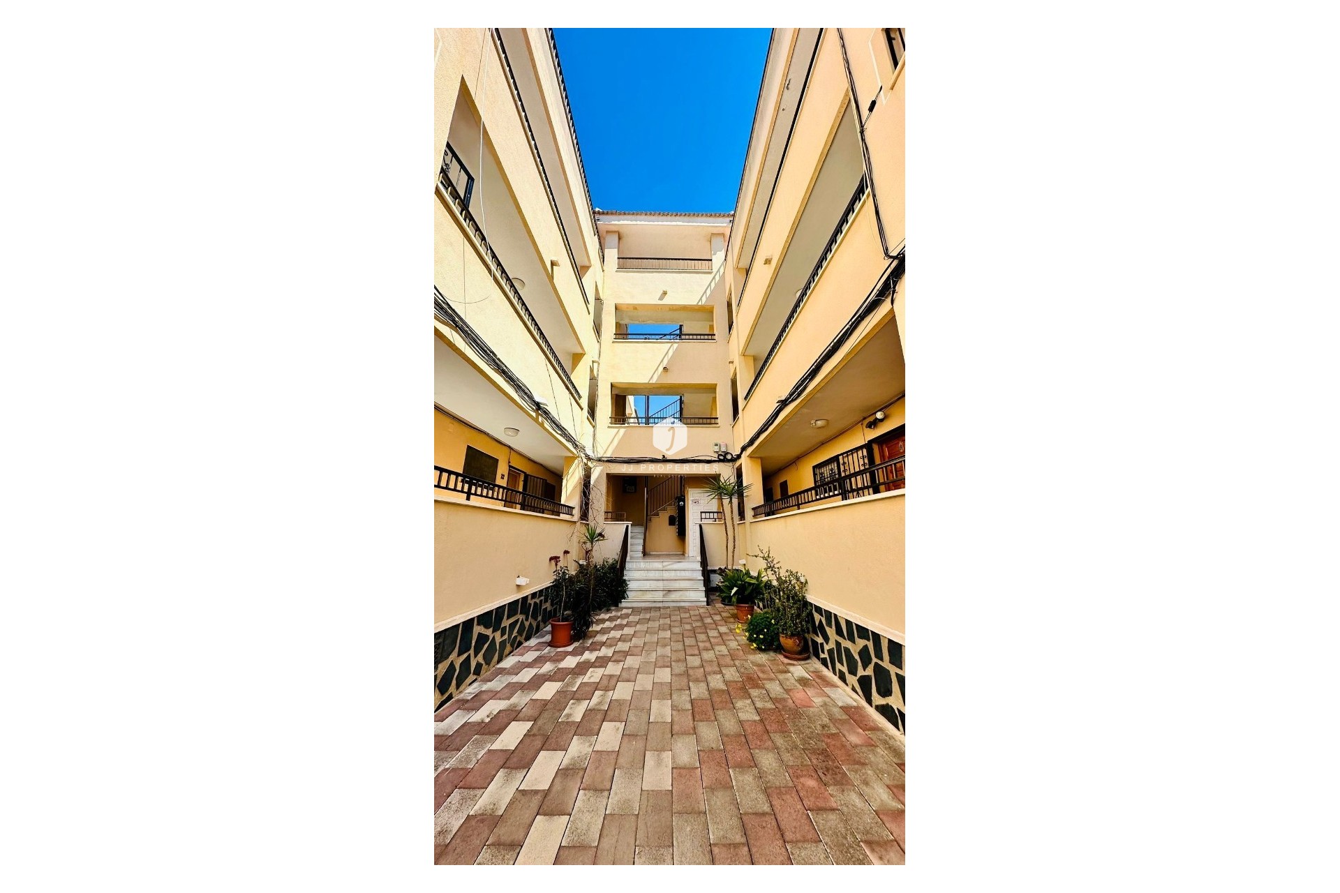 Aus zweiter Hand - Wohnung -
El Chaparral - Inland