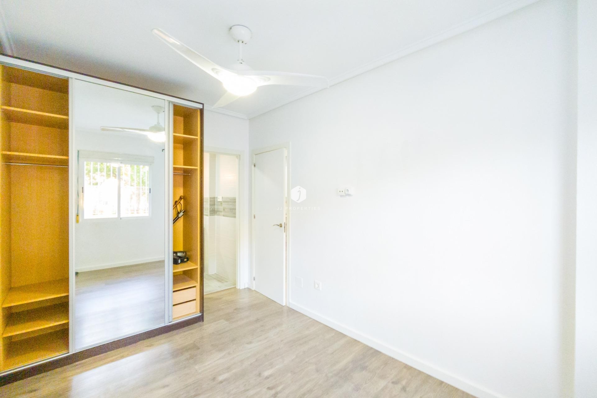 Aus zweiter Hand - Wohnung -
Torrevieja - Estacion de autobuses