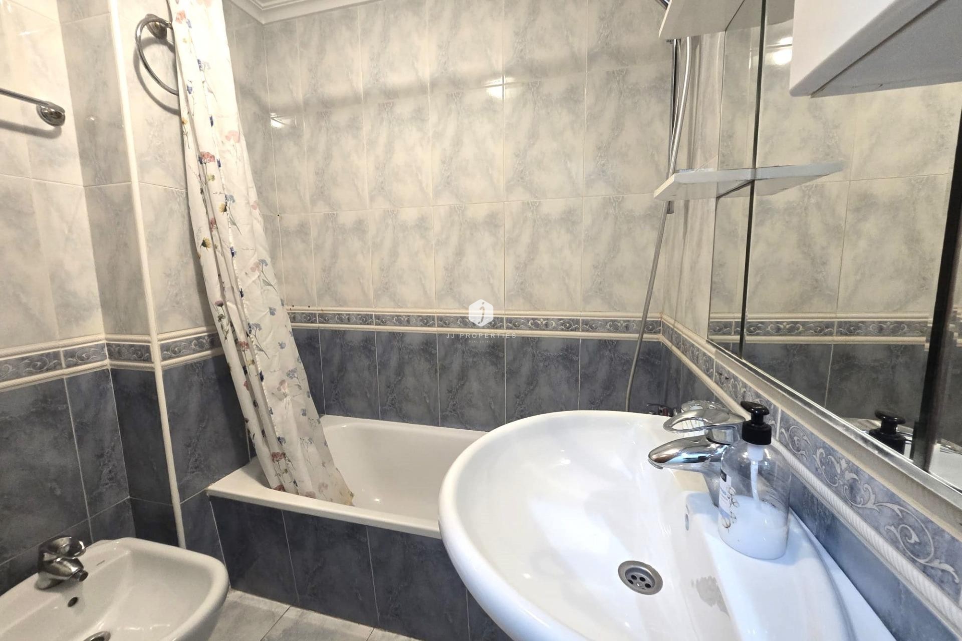 Aus zweiter Hand - Wohnung -
Torrevieja - Las Piscinas Naturales