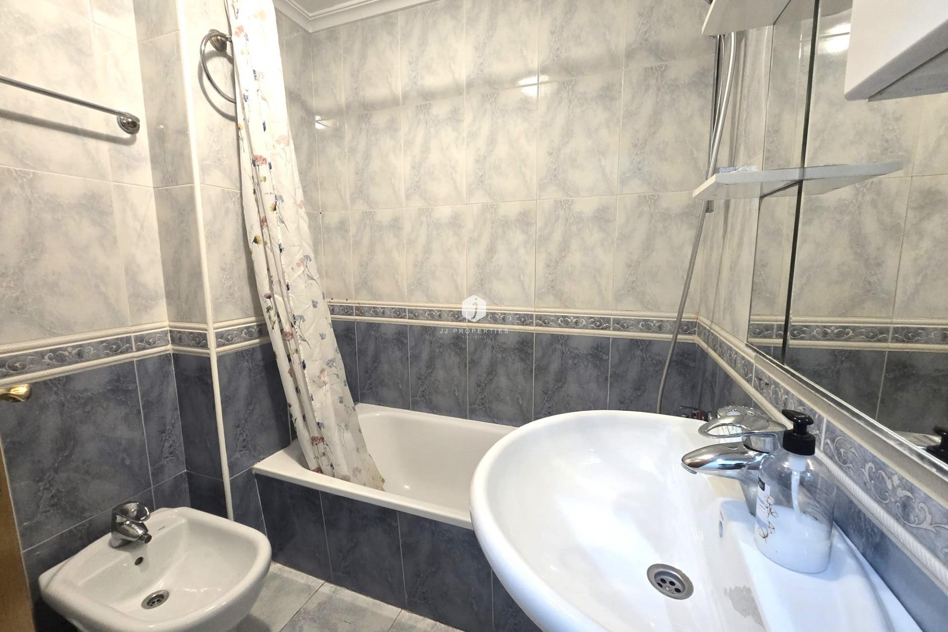 D'occasion - Appartement -
Torrevieja - Las Piscinas Naturales