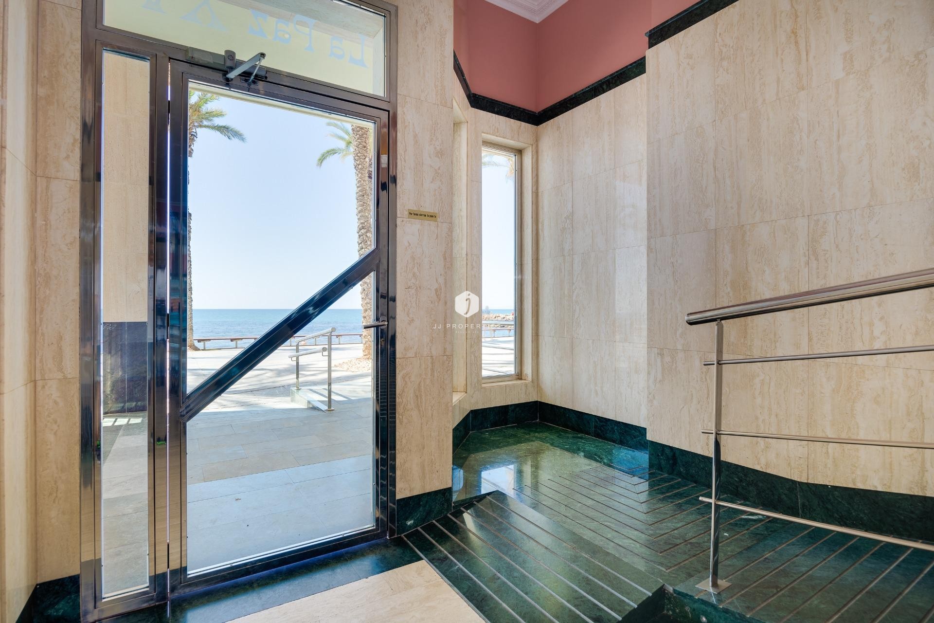 D'occasion - Appartement -
Torrevieja - Paseo maritimo