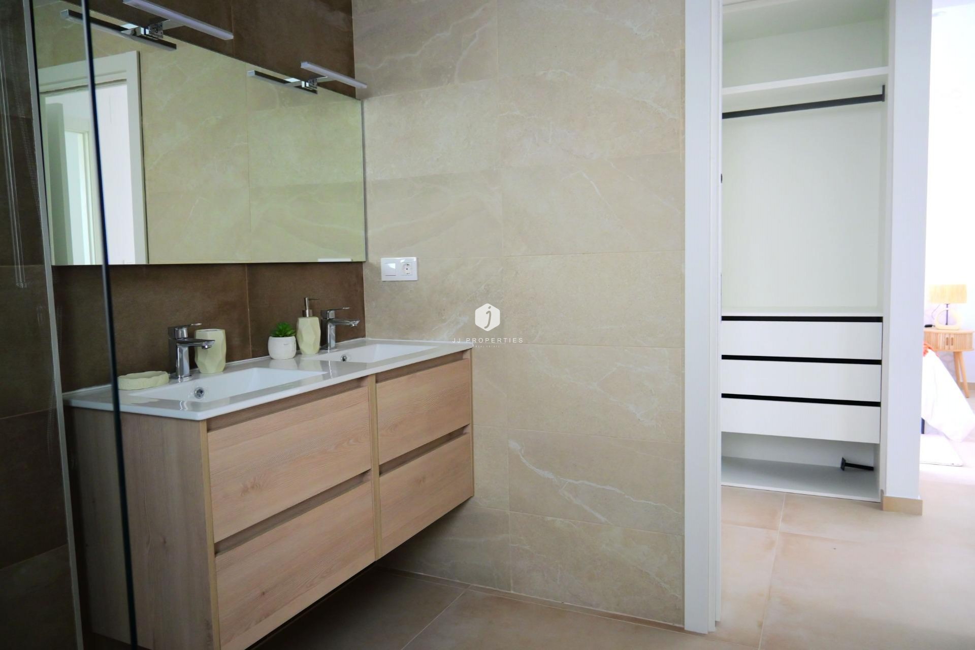 Neue Gebäude - Chalet -
Dolores - polideportivo