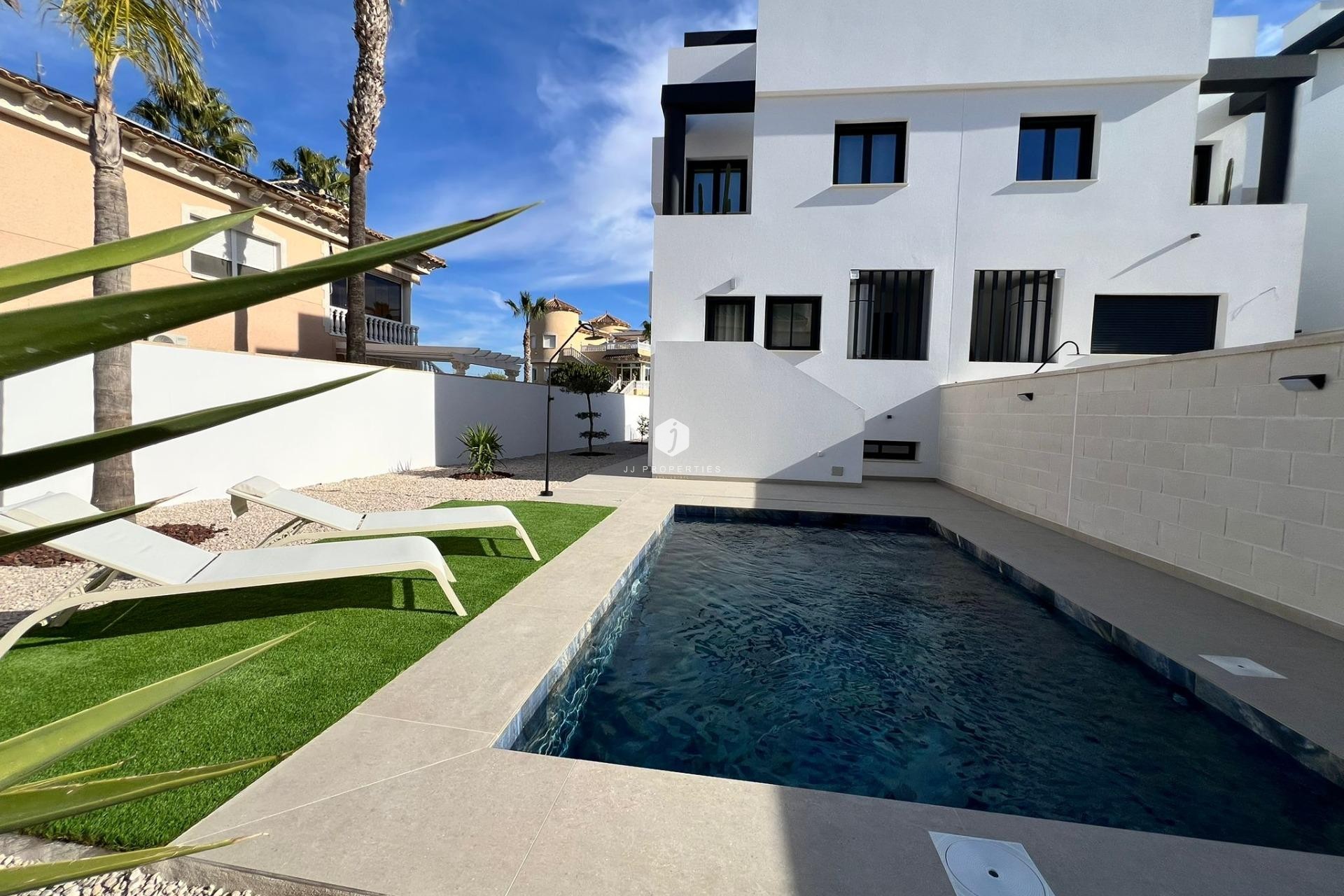 Nowy budynek - Szalet -
Benferri - Benfis Park