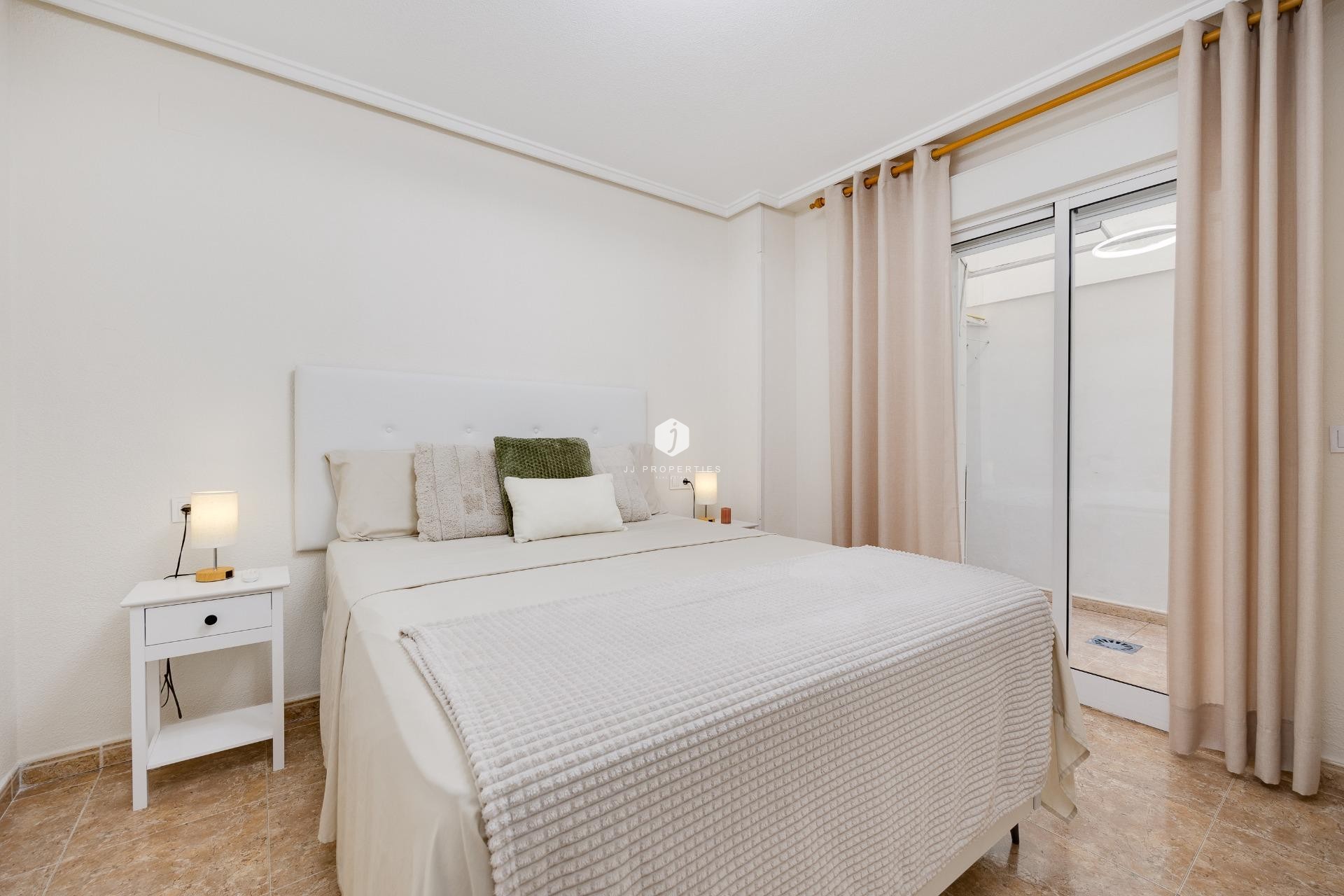 Resale - Apartment / flat -
Torrevieja - Centro