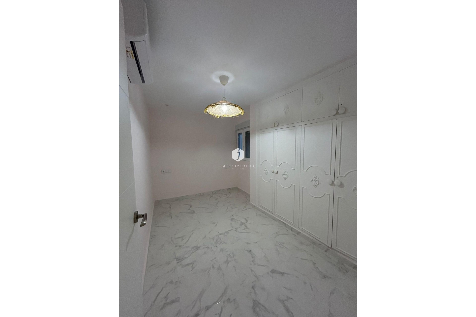Resale - Apartment / flat -
Torrevieja - Centro