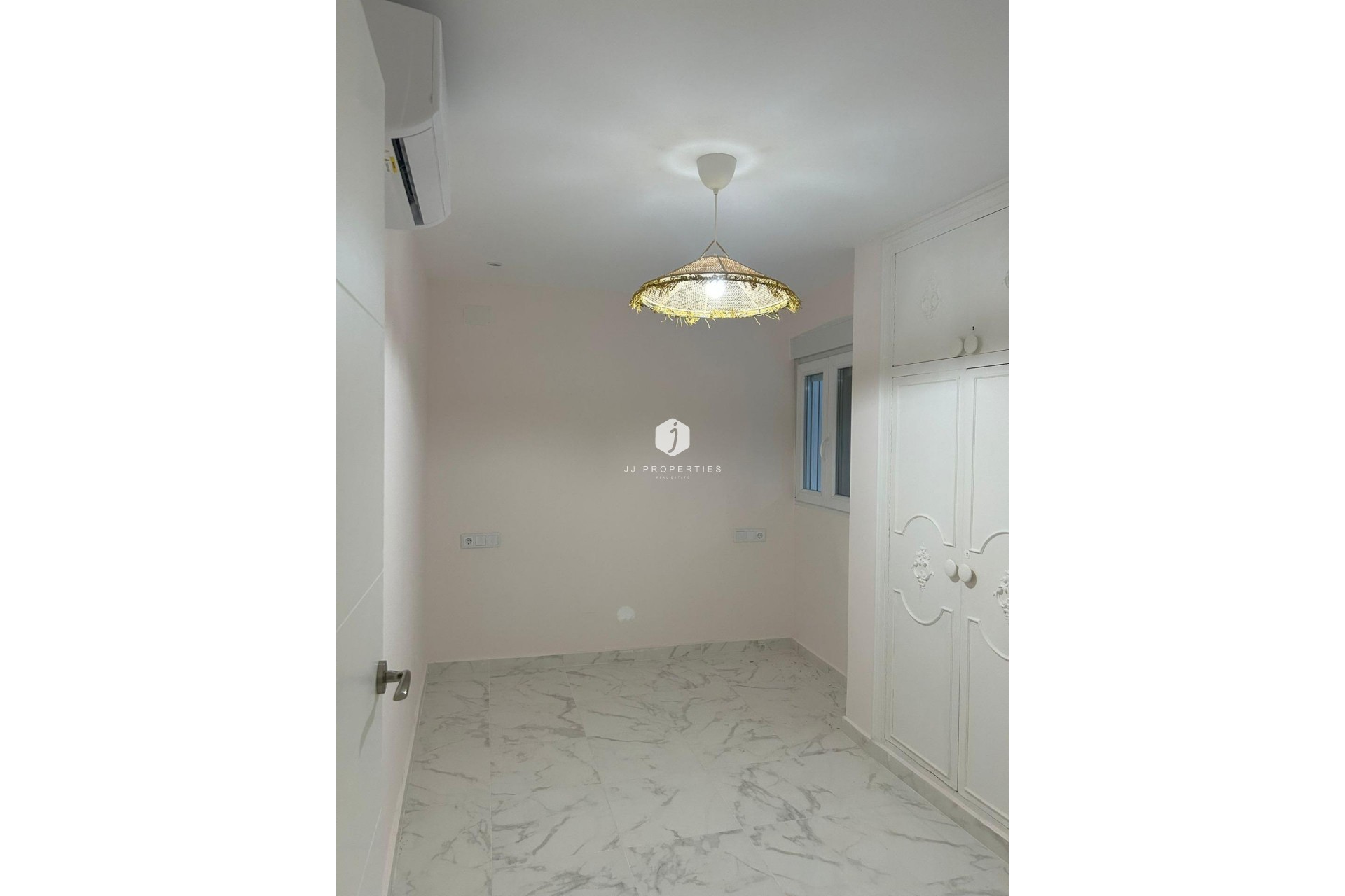 Resale - Apartment / flat -
Torrevieja - Centro