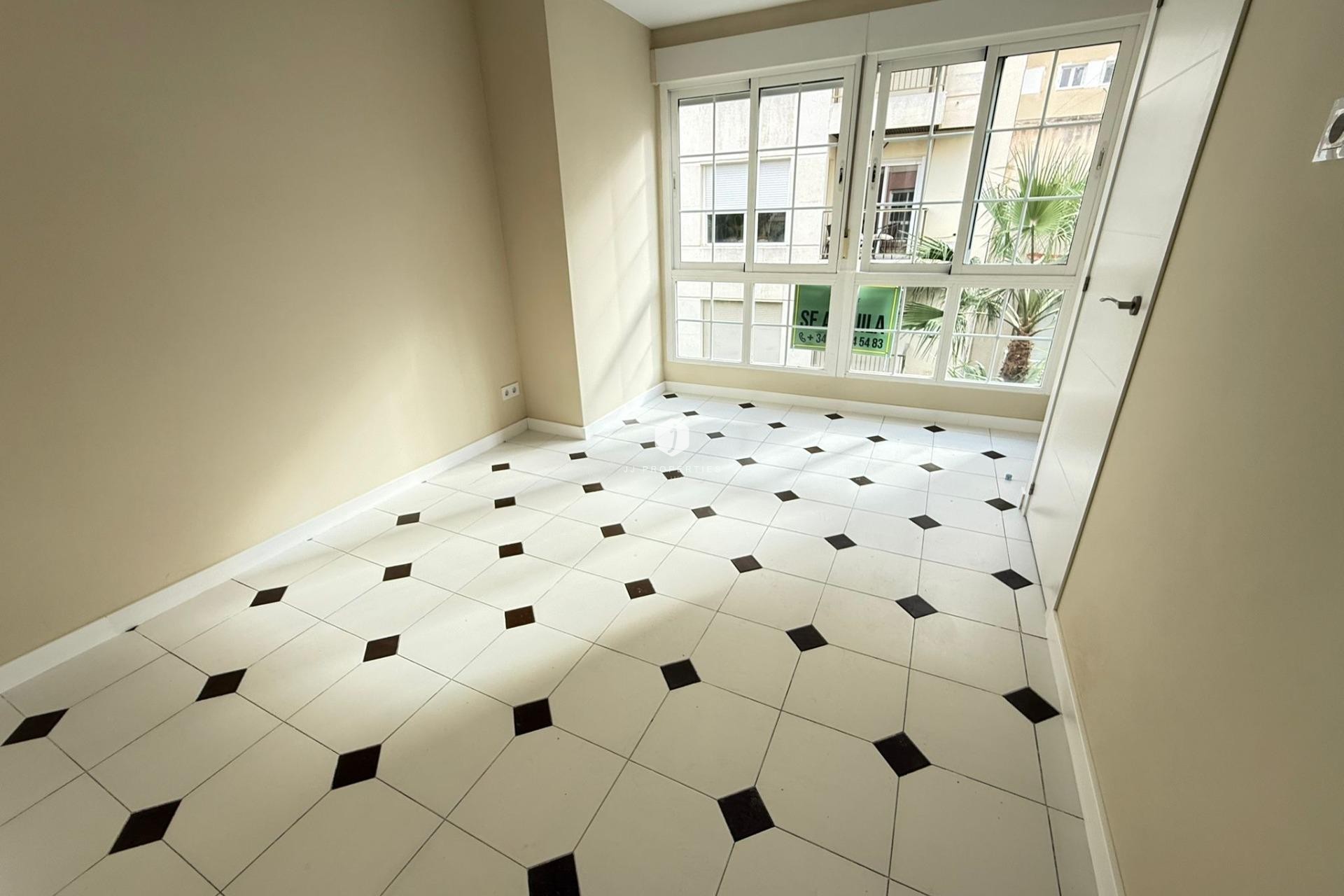 Resale - Apartment / flat -
Torrevieja - Centro