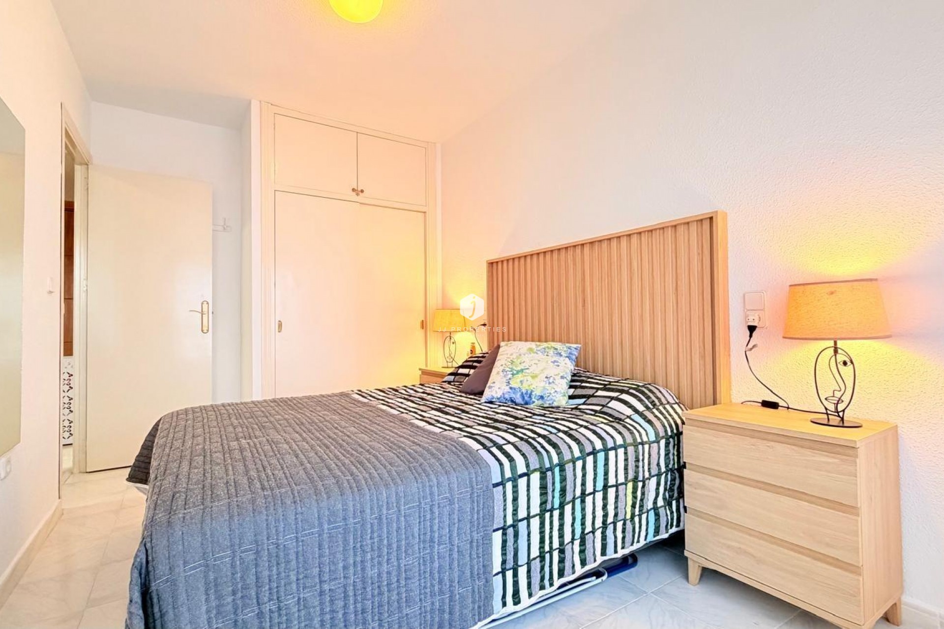 Resale - Apartment / flat -
Torrevieja - Centro