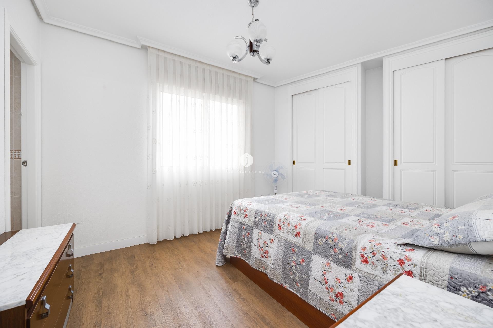 Resale - Apartment / flat -
Torrevieja - Centro