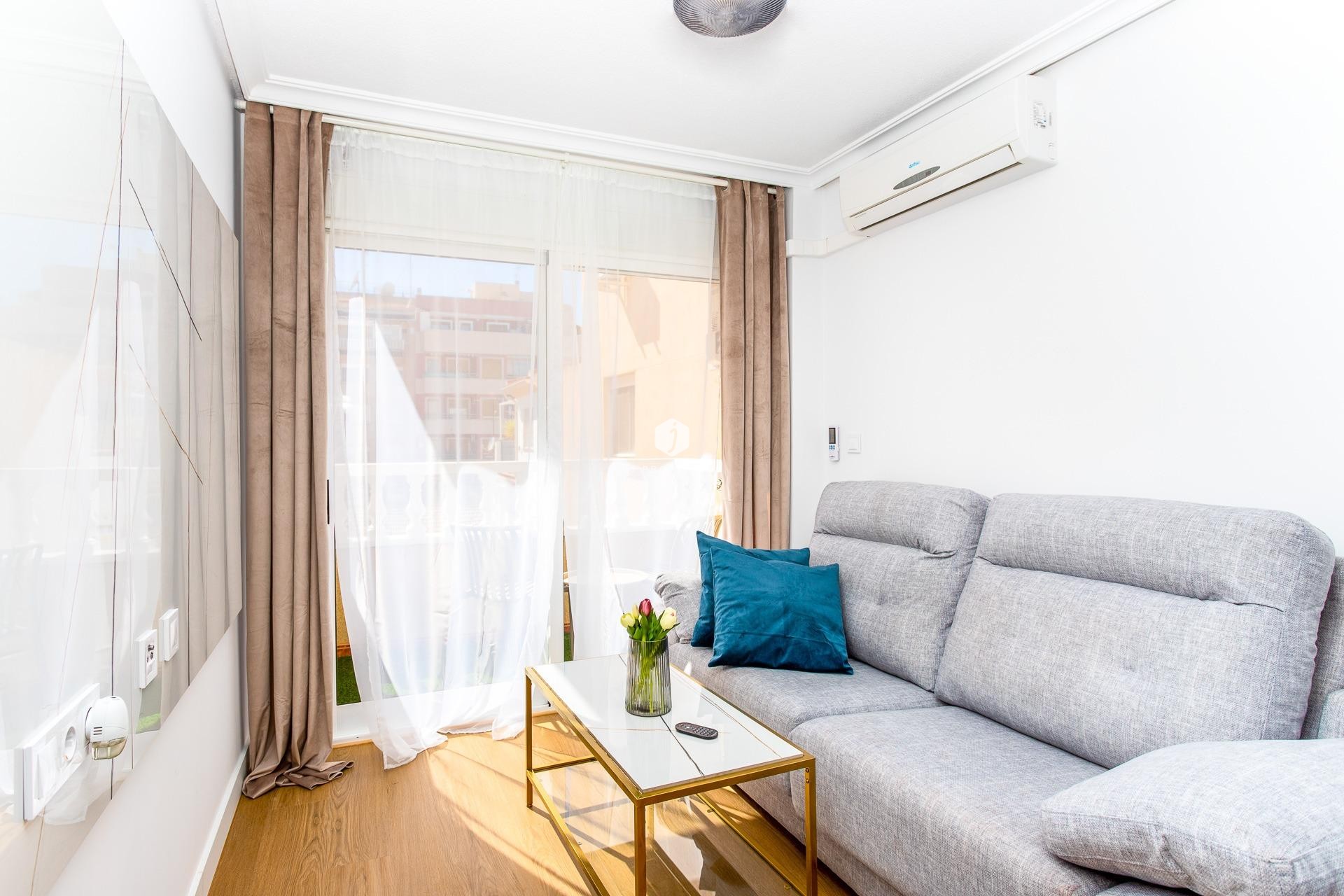 Resale - Apartment / flat -
Torrevieja - Centro
