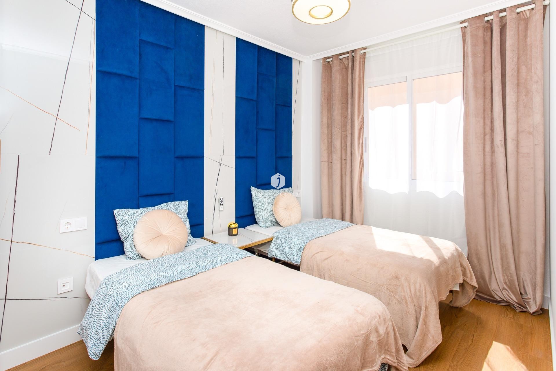 Resale - Apartment / flat -
Torrevieja - Centro