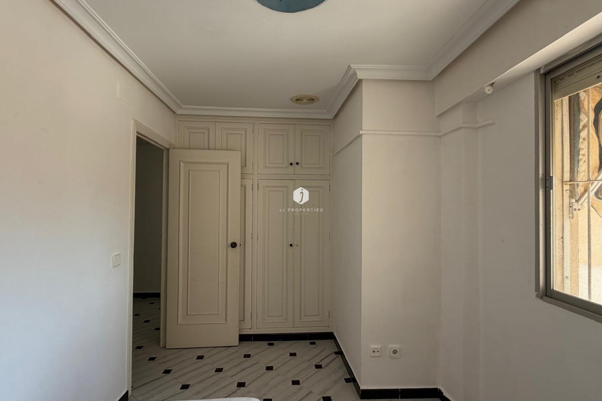 Resale - Apartment / flat -
Torrevieja - Centro