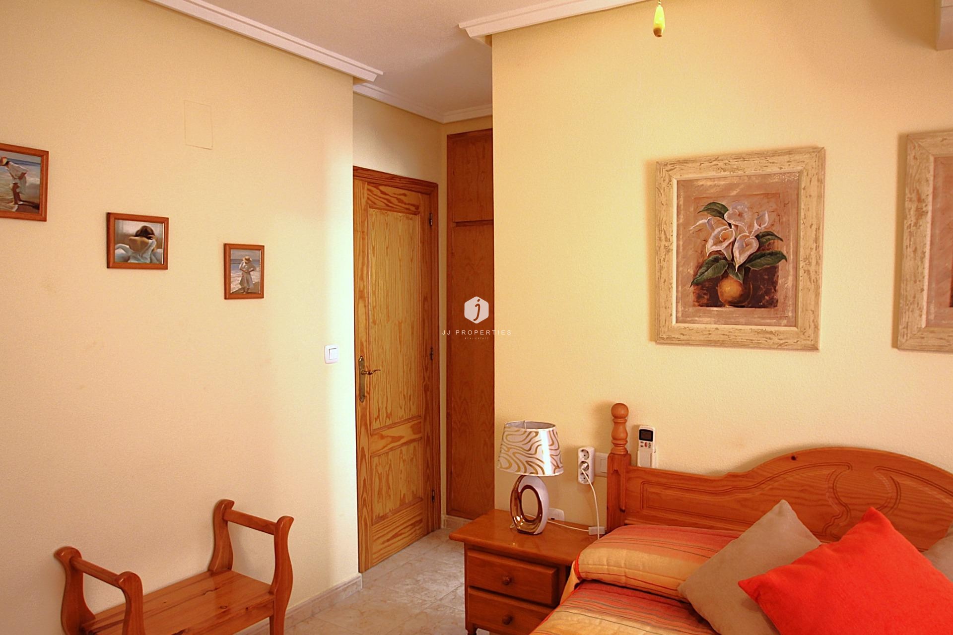 Resale - Apartment / flat -
Torrevieja - Las Piscinas Naturales