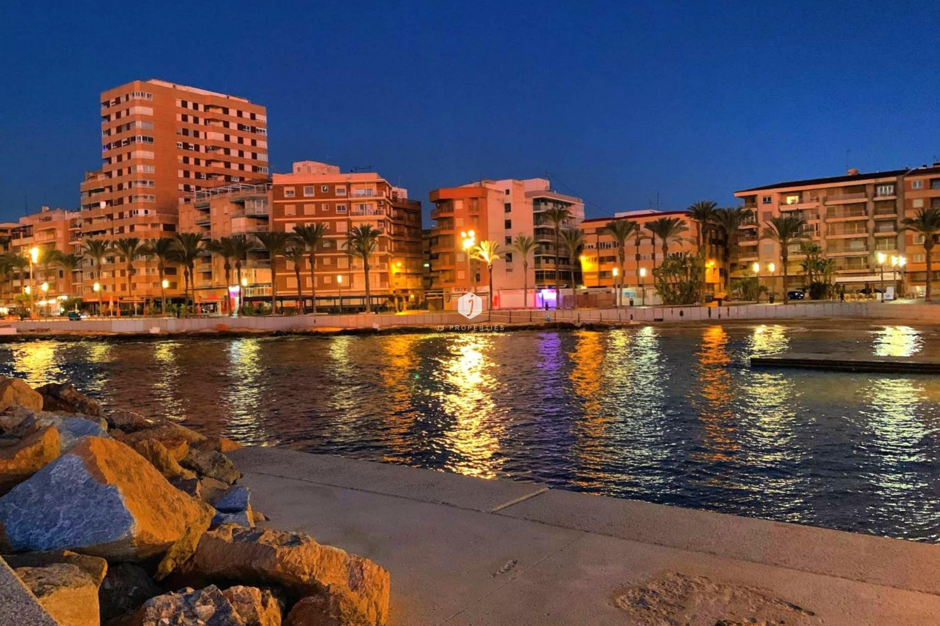 Resale - Apartment / flat -
Torrevieja - Paseo maritimo