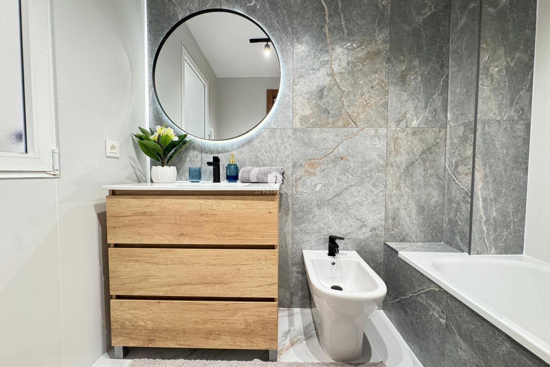 Resale - Apartment / flat -
Torrevieja - Playa de los Locos