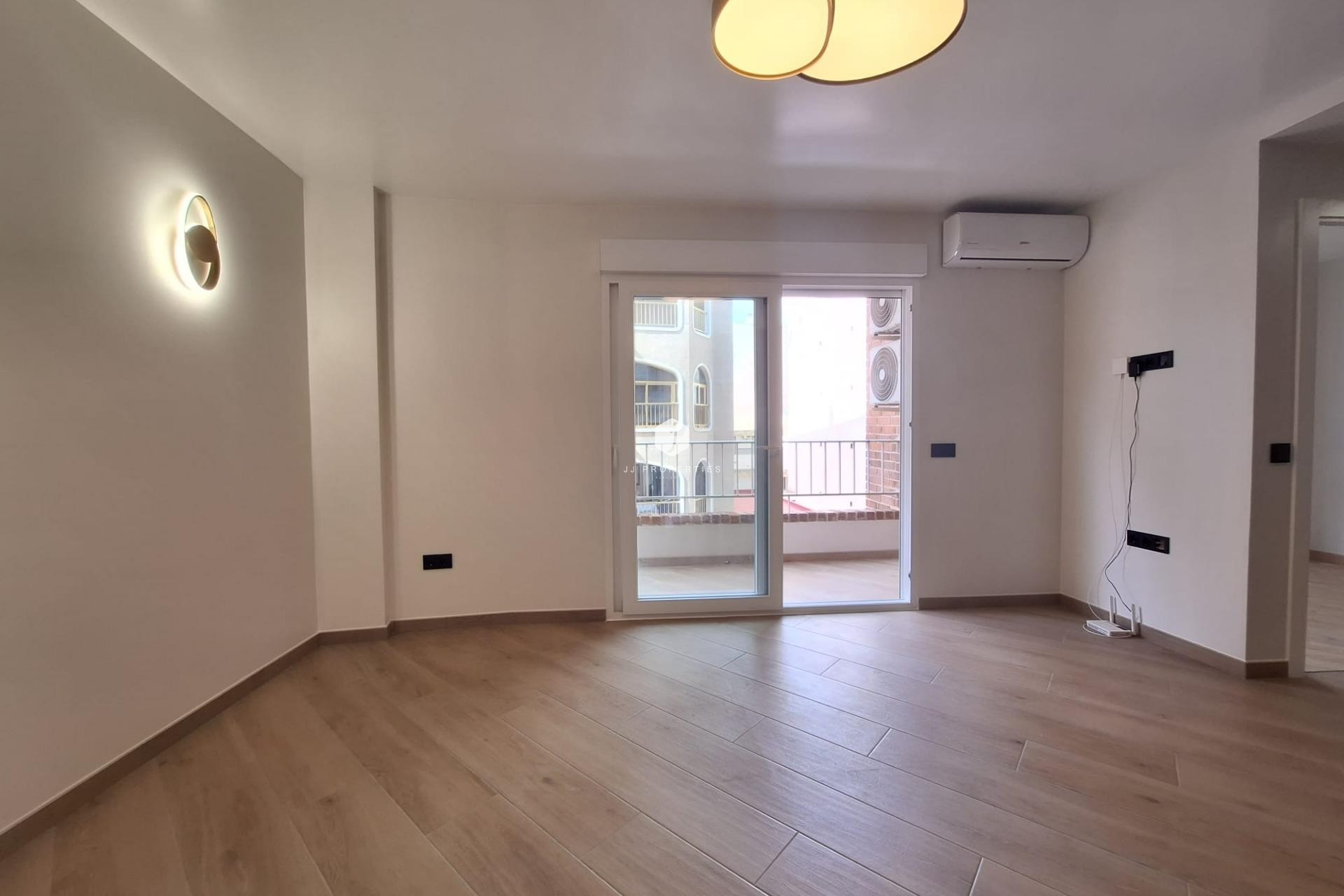 Resale - Apartment / flat -
Torrevieja - Playa de los Locos