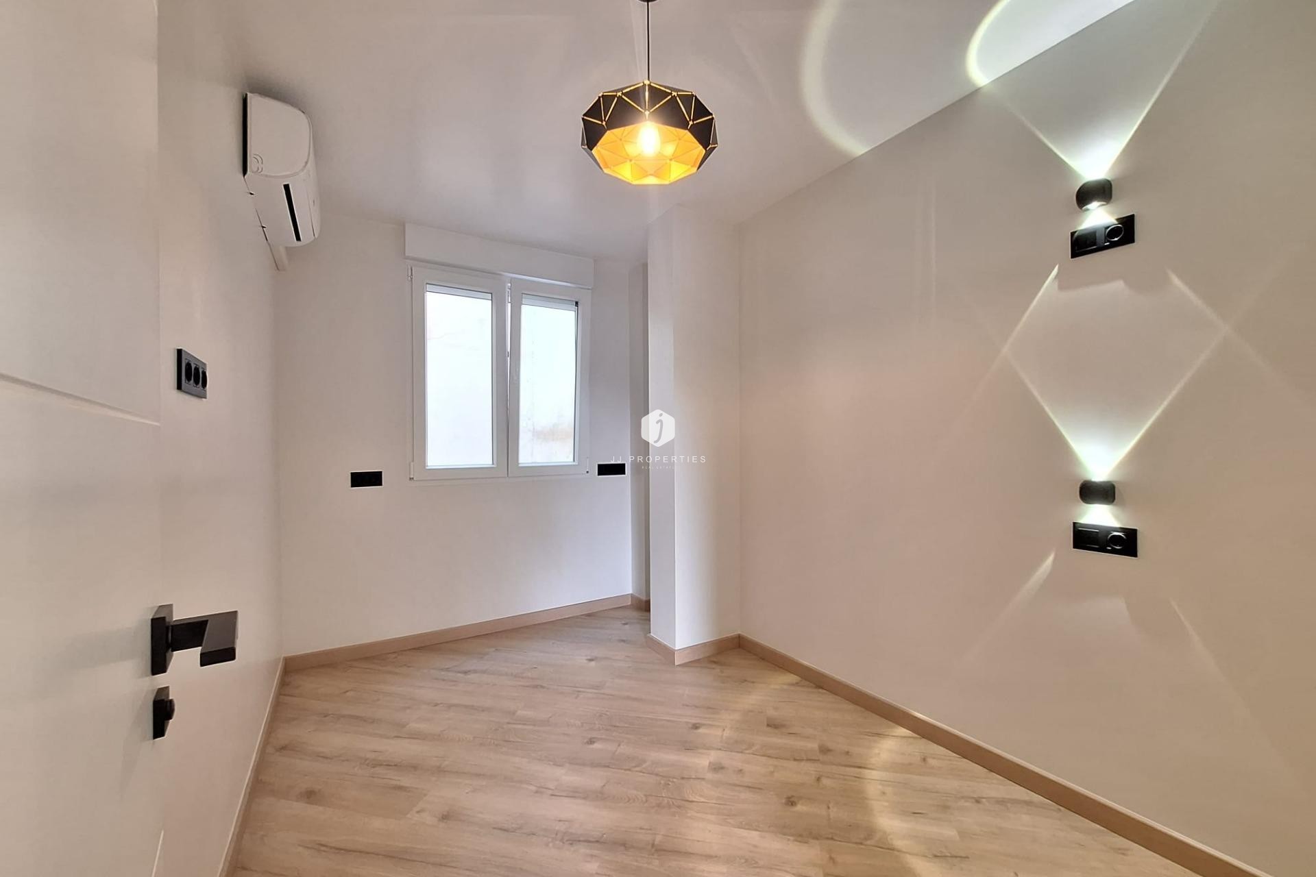 Resale - Apartment / flat -
Torrevieja - Playa de los Locos