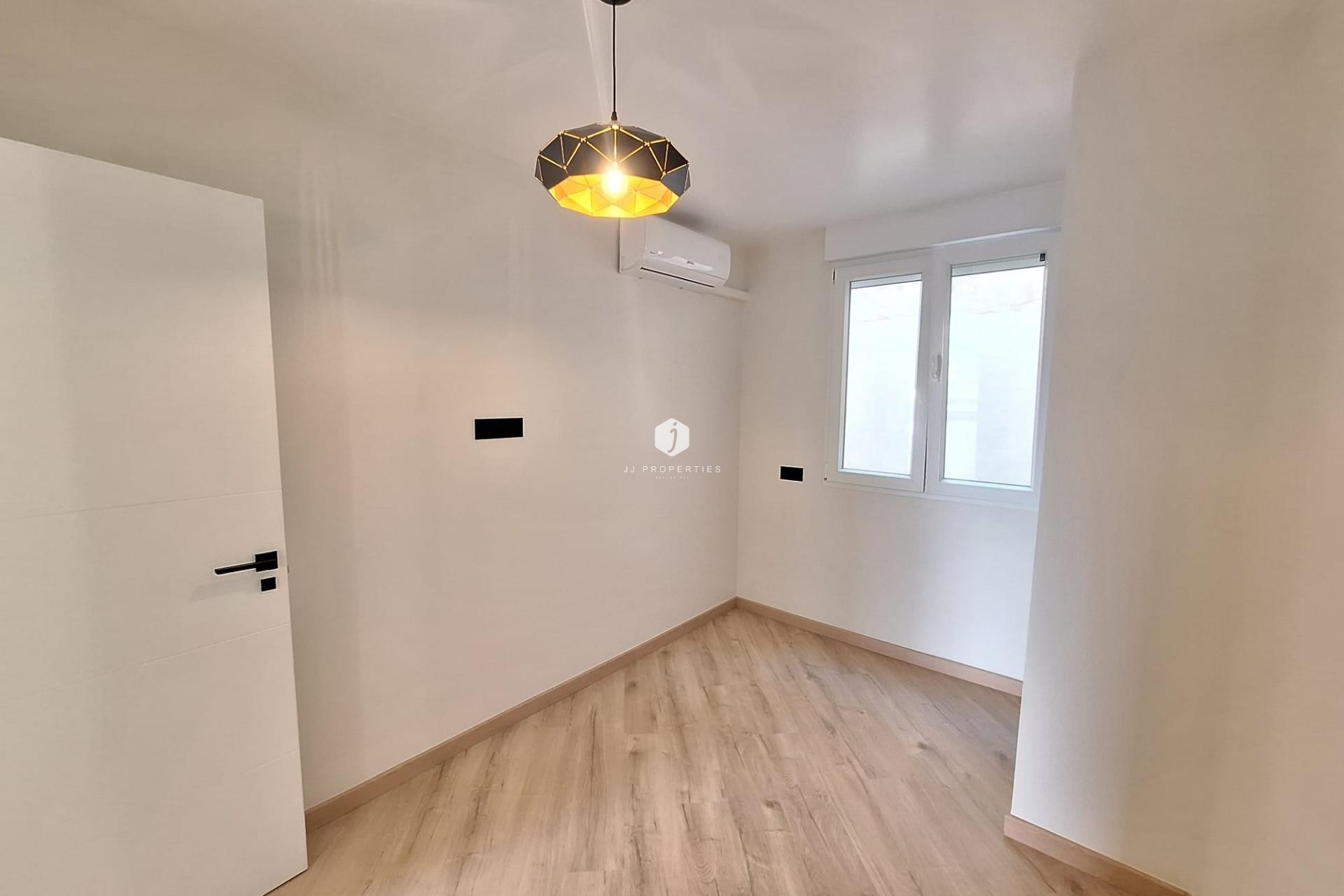 Resale - Apartment / flat -
Torrevieja - Playa de los Locos