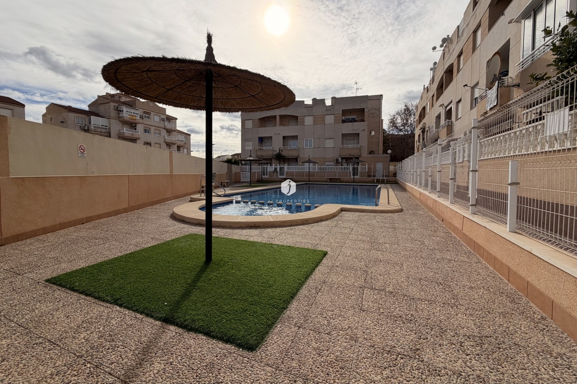 Resale - Apartment / flat -
Torrevieja - Urb. Calas Blancas III