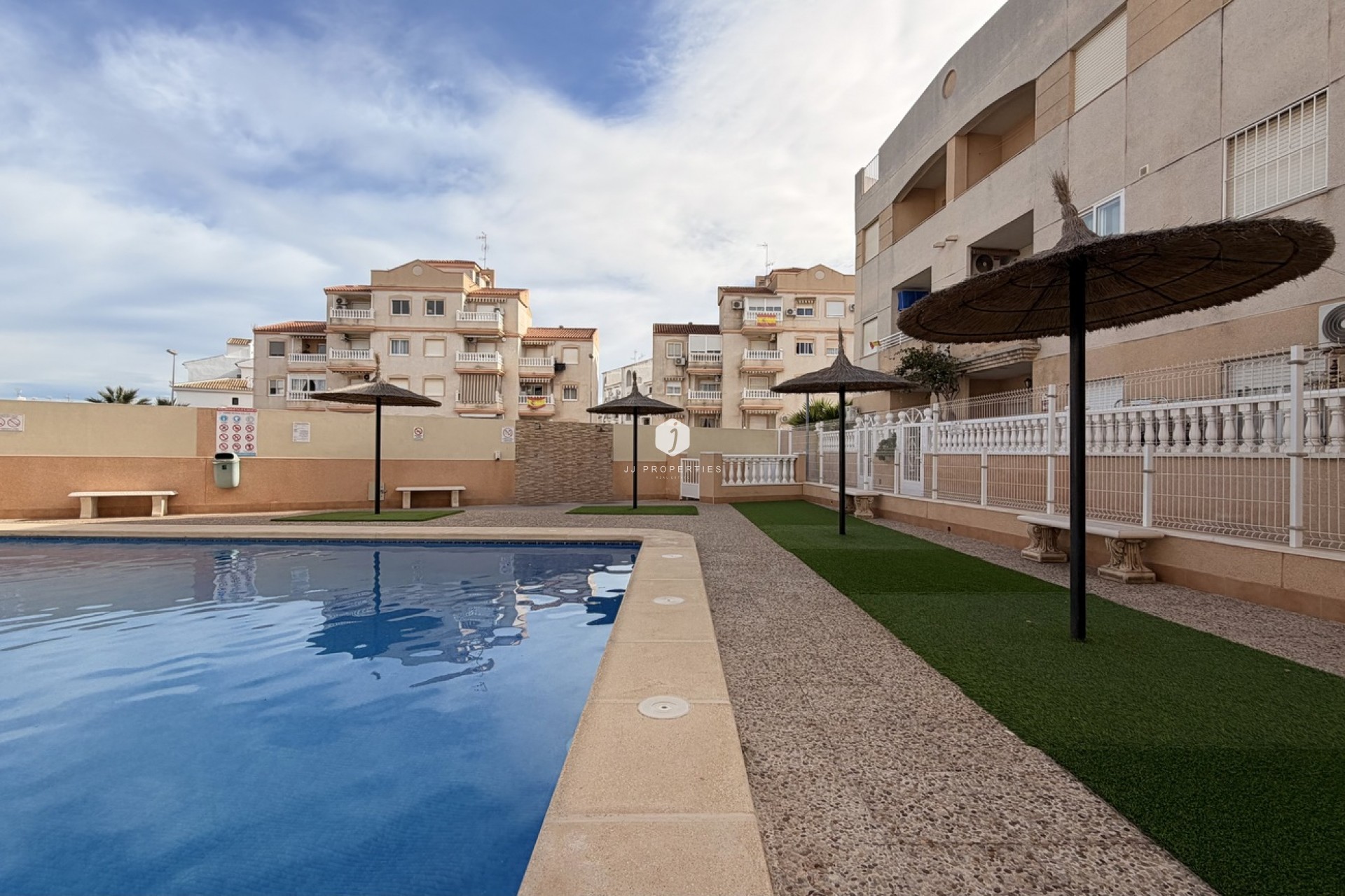 Resale - Apartment / flat -
Torrevieja - Urb. Calas Blancas III