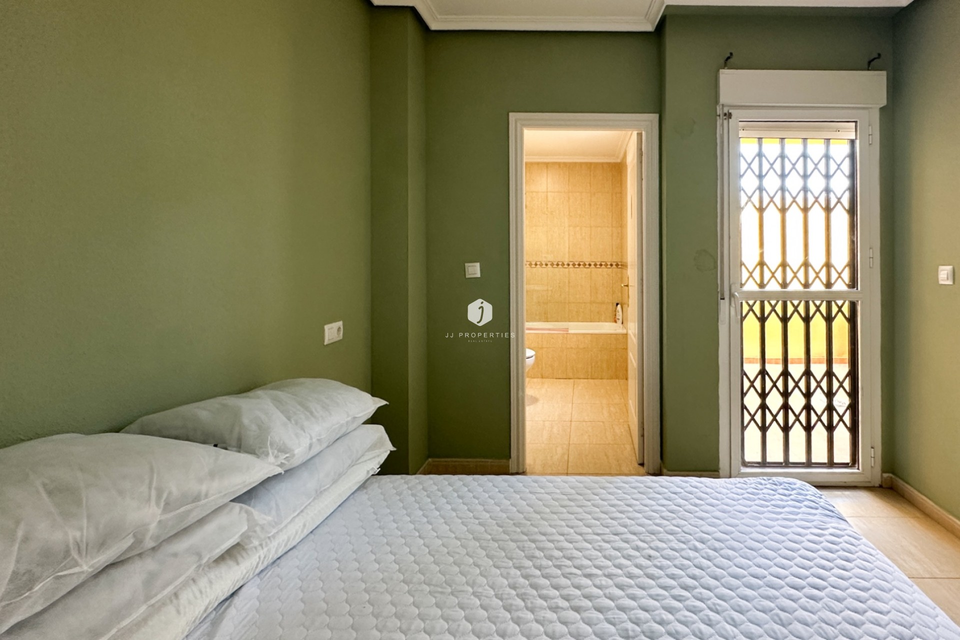 Resale - Bungalow -
Daya Nueva - Costa Blanca