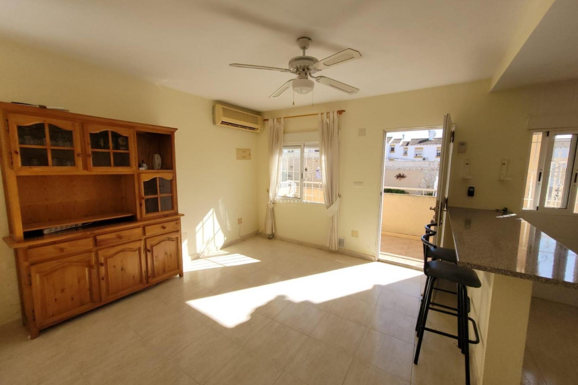 Resale - Bungalow -
San Miguel de Salinas - Inland