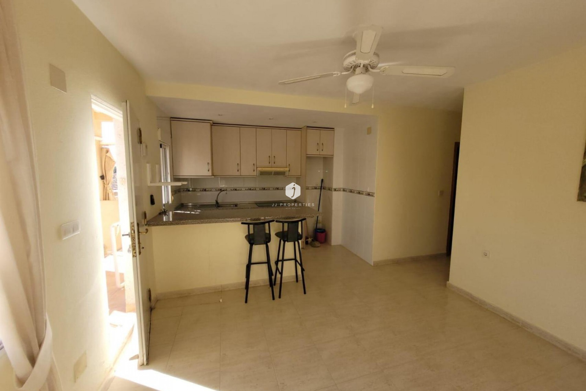 Resale - Bungalow -
San Miguel de Salinas - Inland