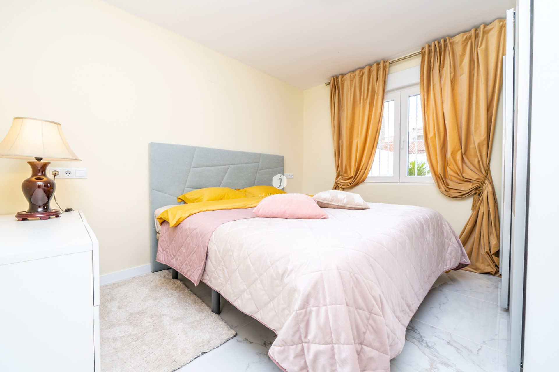 Resale - Bungalow -
Torrevieja - Torretas