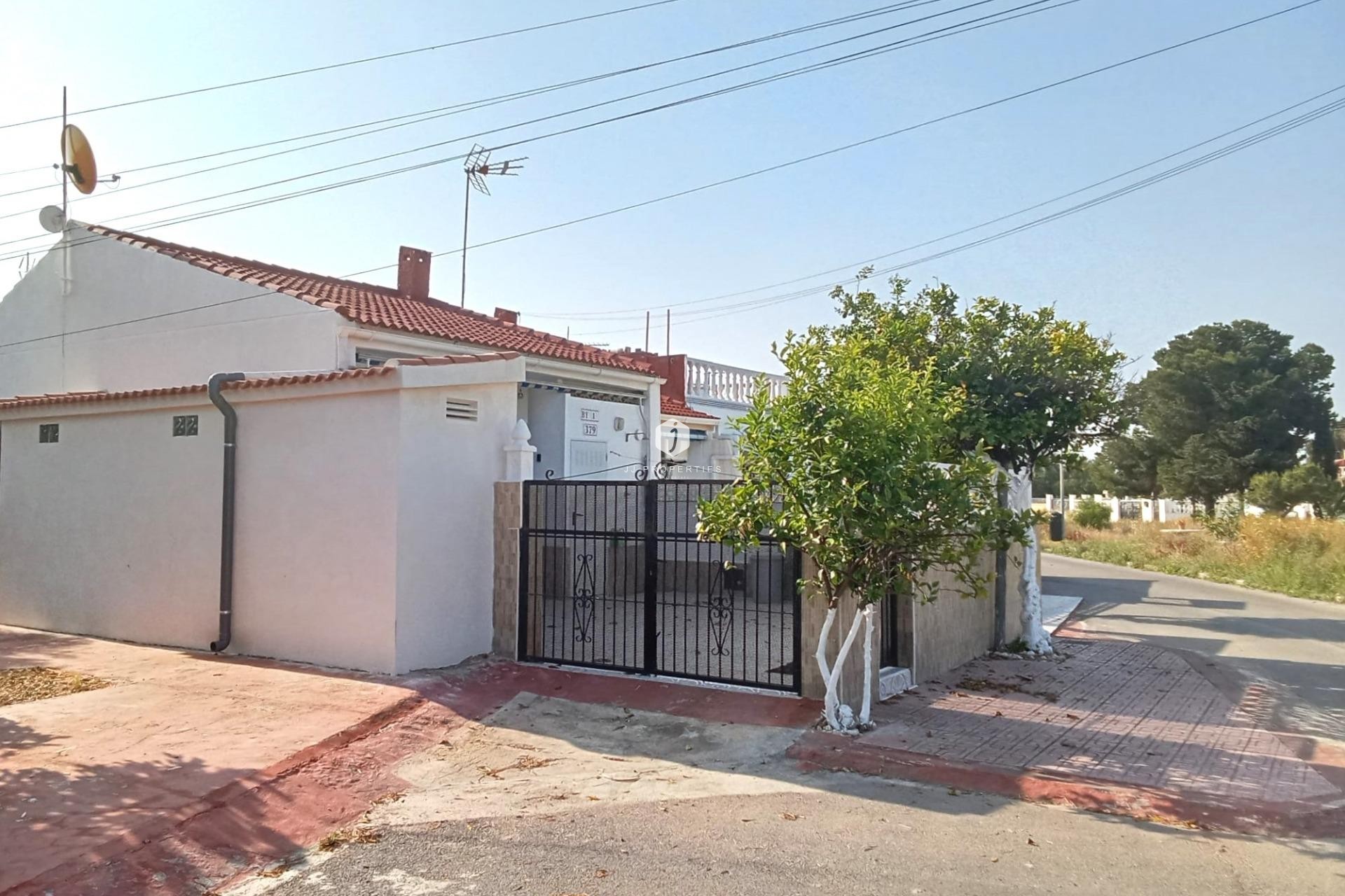 Resale - Bungalow -
Torrevieja - Torretas