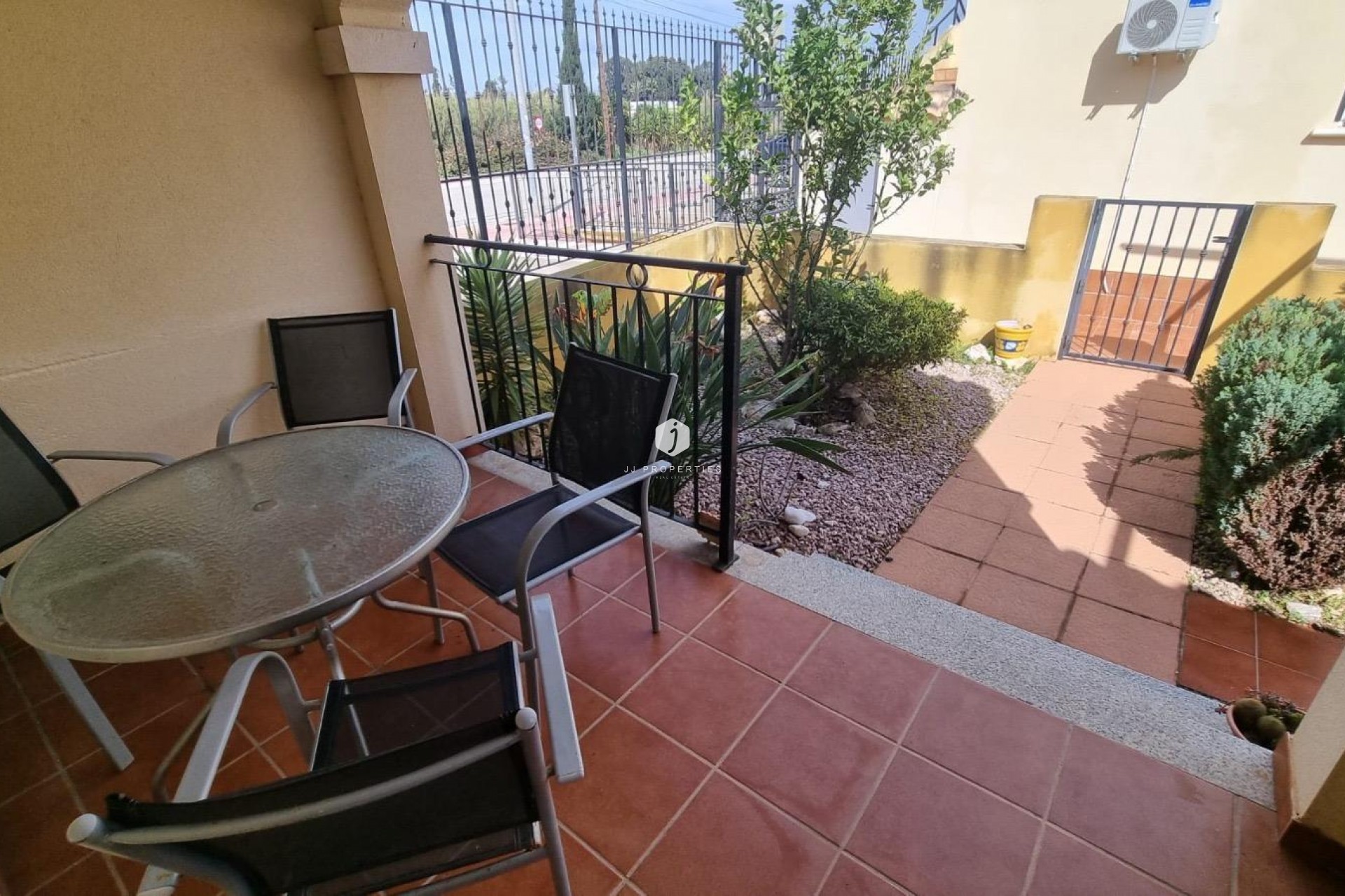 Resale - Chalet -
Guardamar del Segura - Urbanizaciones