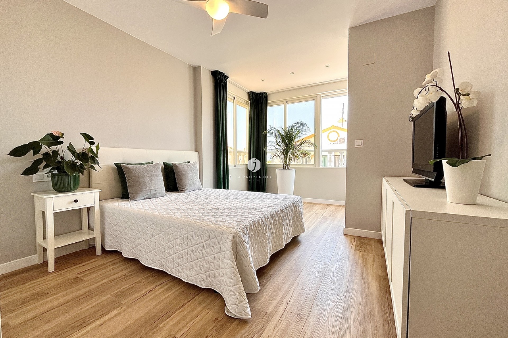 Resale - Chalet -
Los Altos - Costa Blanca