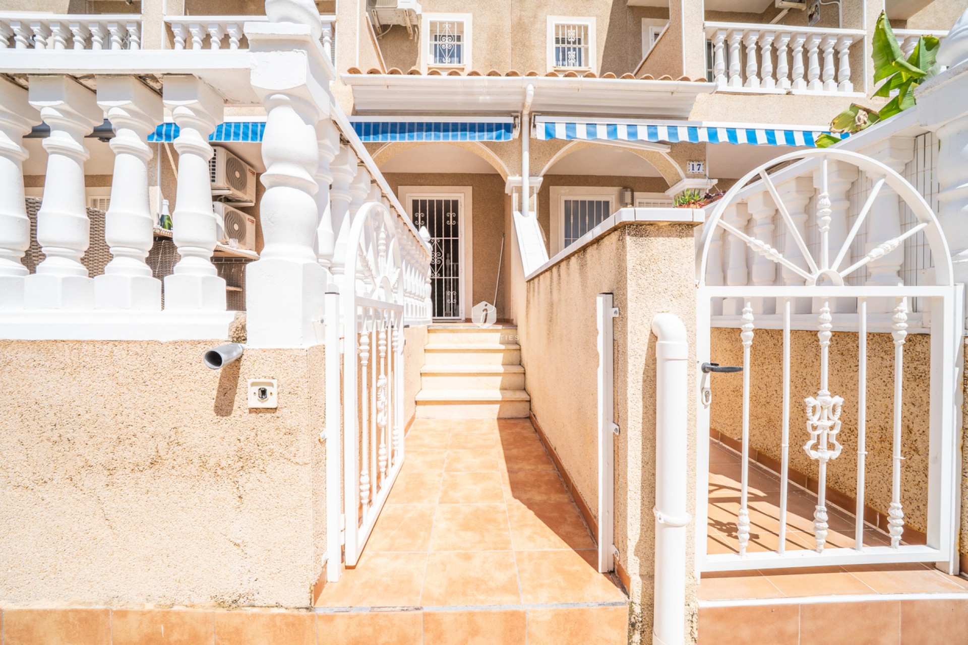 Resale - Chalet -
Orihuela Costa - Los Almendros - La Florida