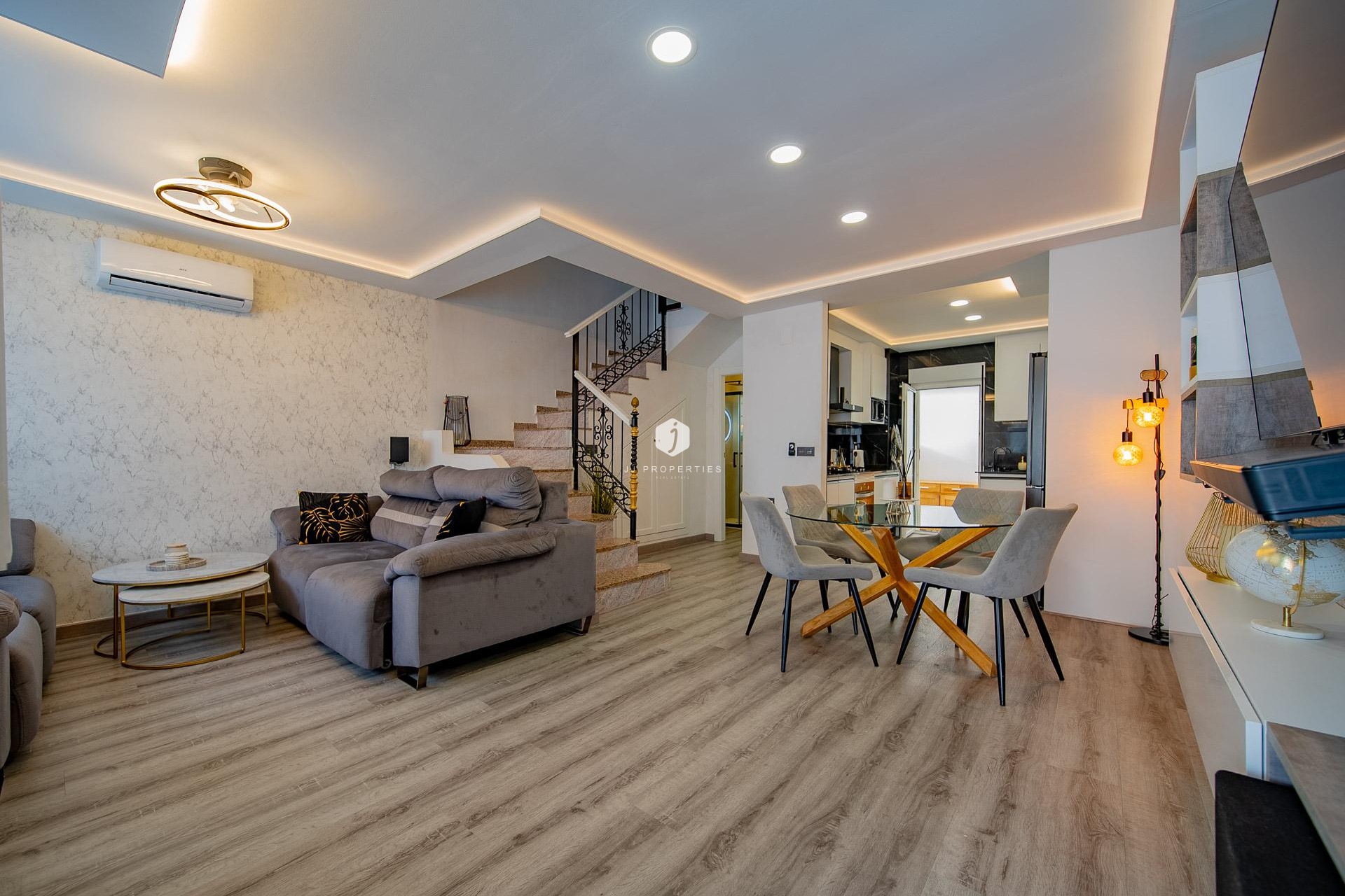 Resale - Chalet -
Orihuela Costa - PAU 26