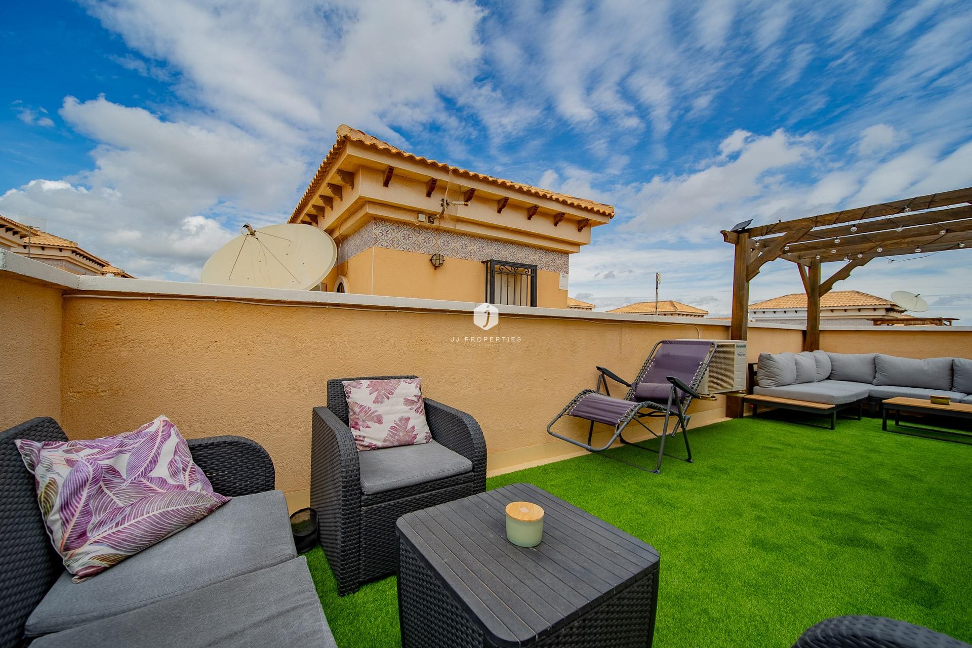 Resale - Chalet -
Orihuela Costa - PAU 26