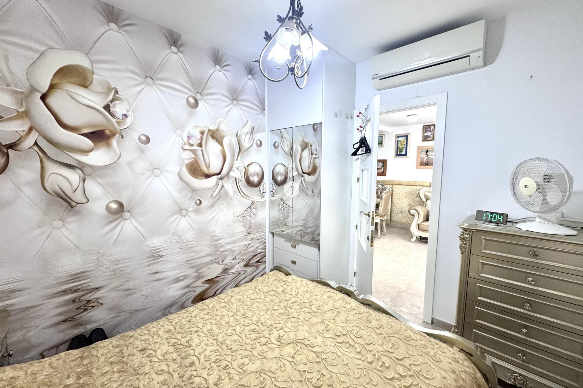 Resale - Chalet -
Orihuela Costa - Playa Flamenca