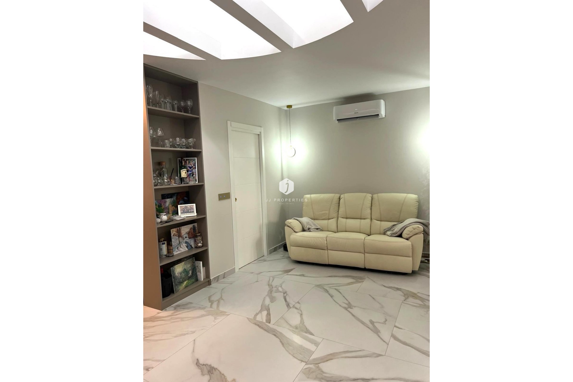 Resale - Chalet -
Orihuela Costa - Playa Flamenca