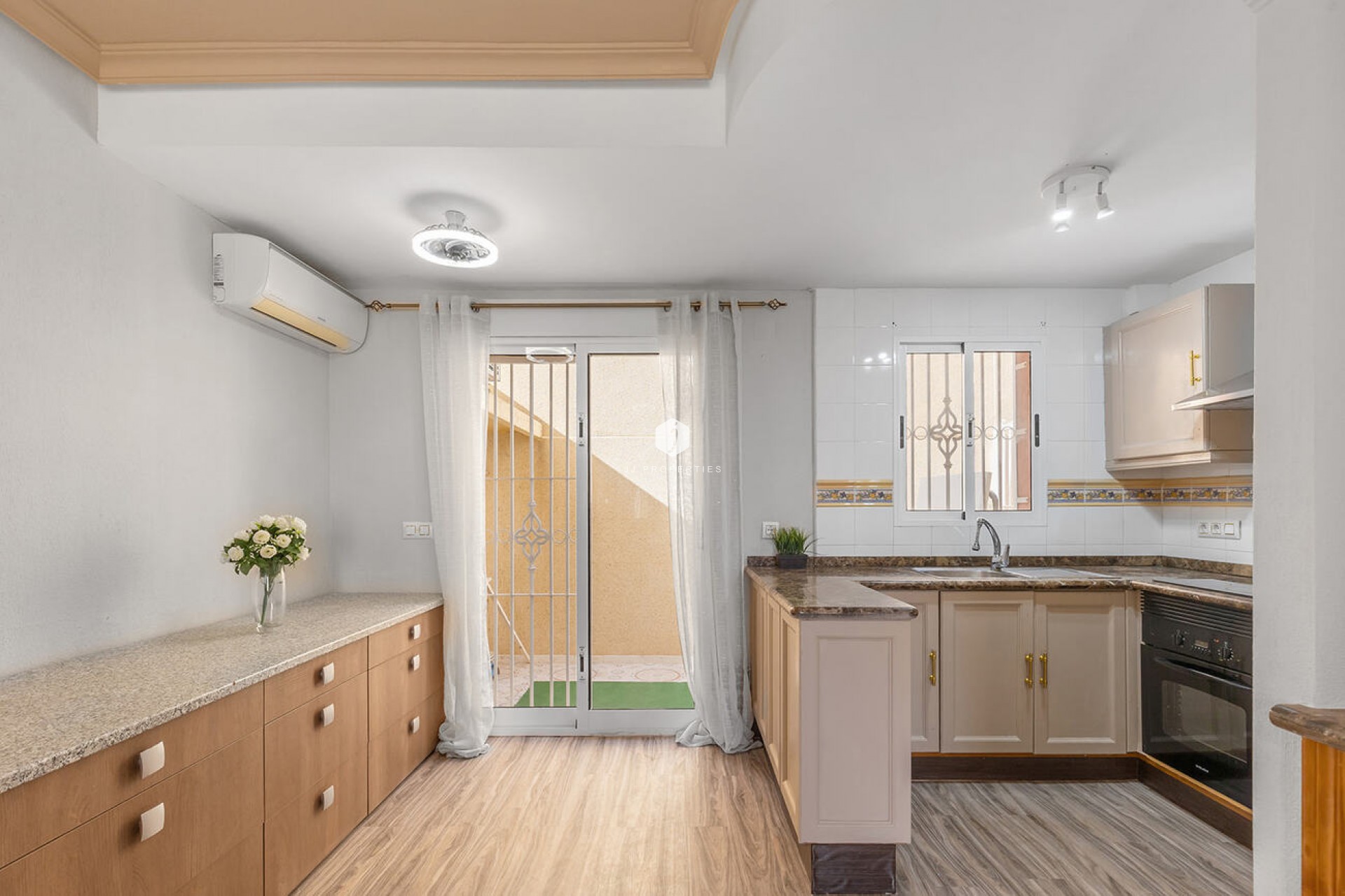 Resale - Chalet -
Orihuela Costa - Villamartín