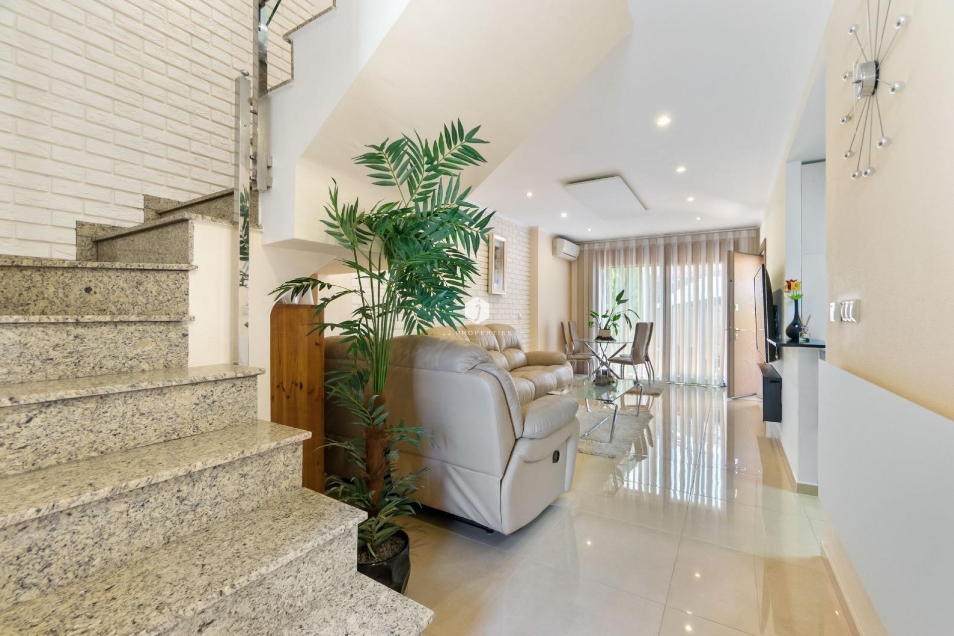 Resale - Chalet -
Torrevieja - aguas nuevas