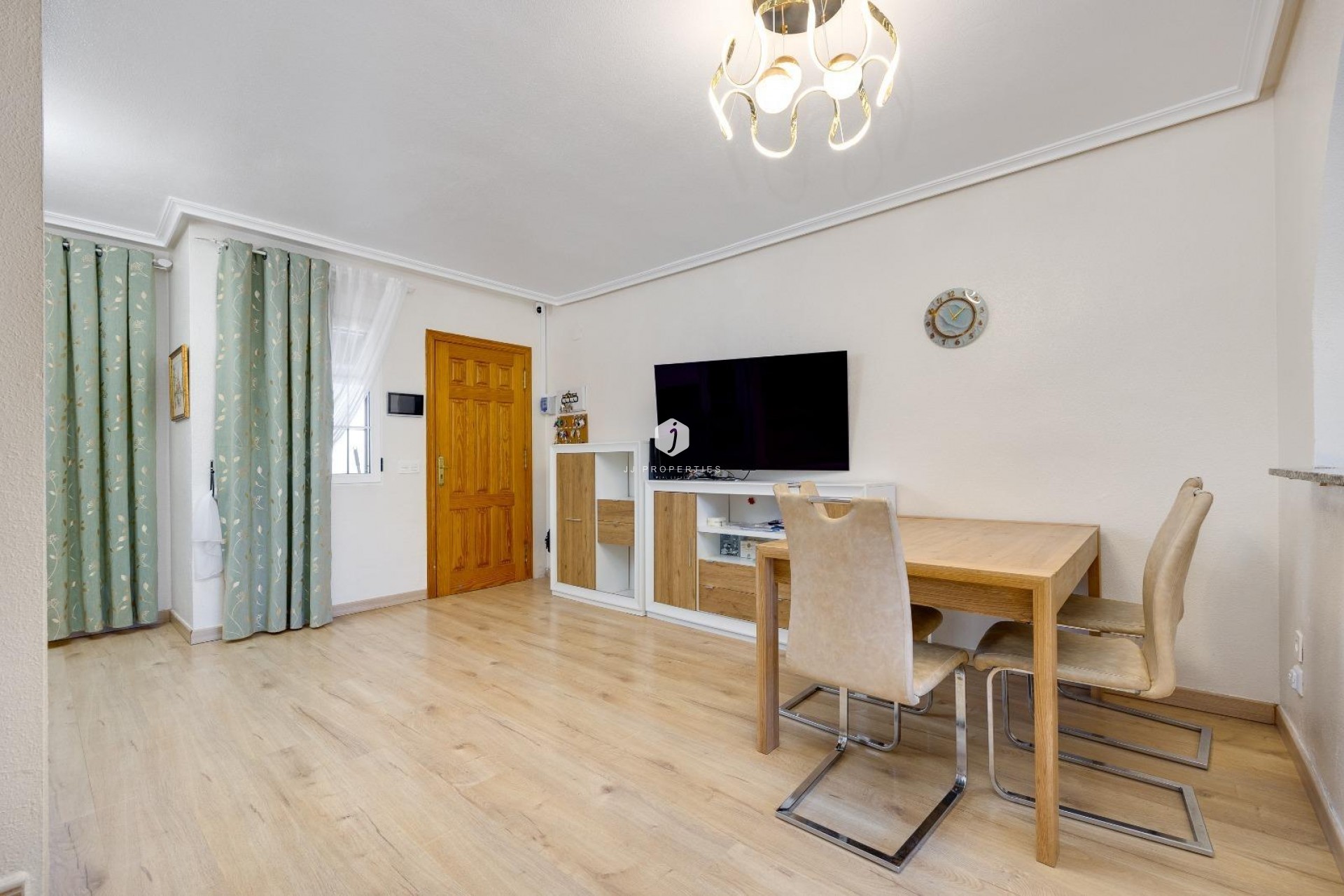 Resale - Chalet -
Torrevieja - aguas nuevas