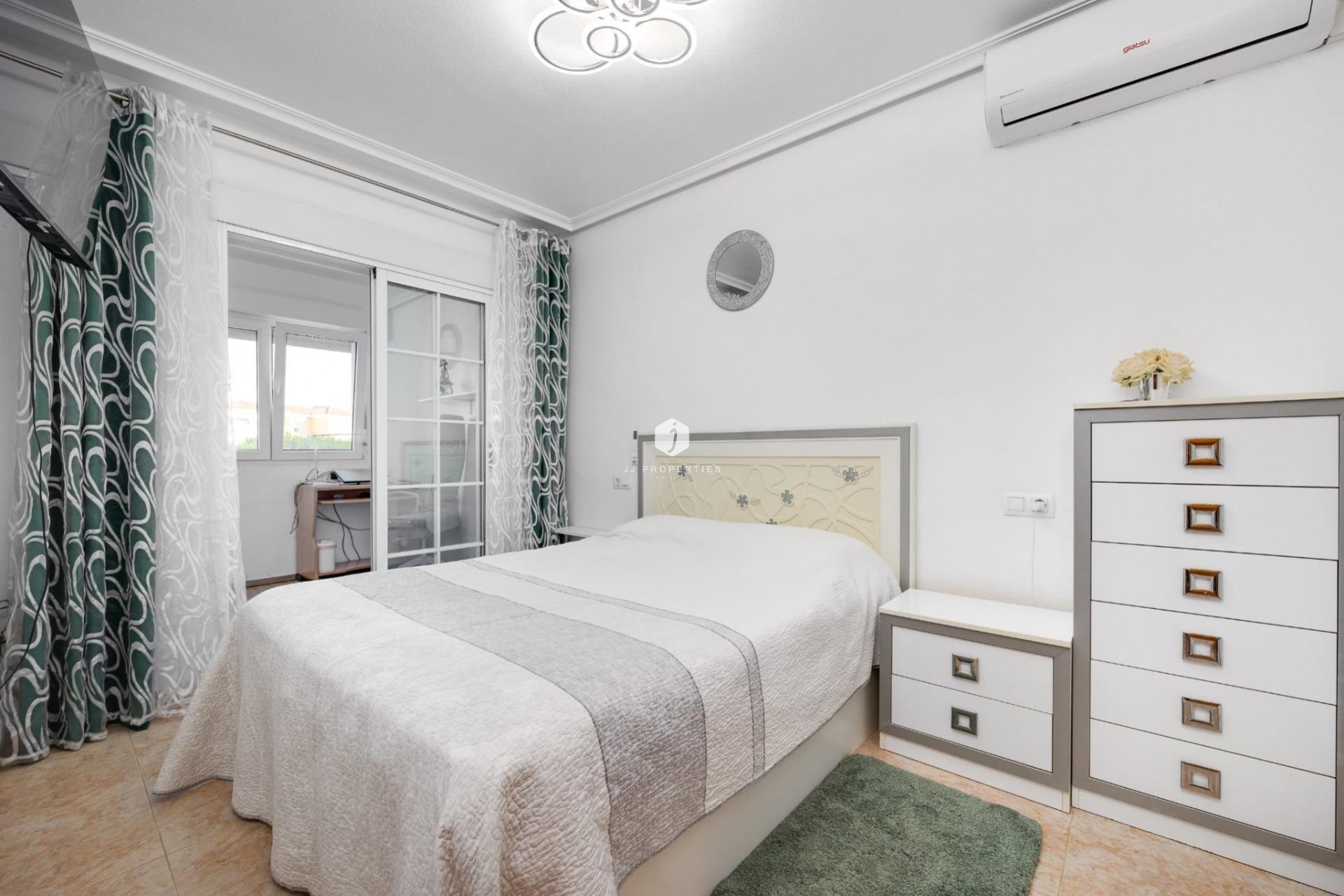 Resale - Chalet -
Torrevieja - aguas nuevas