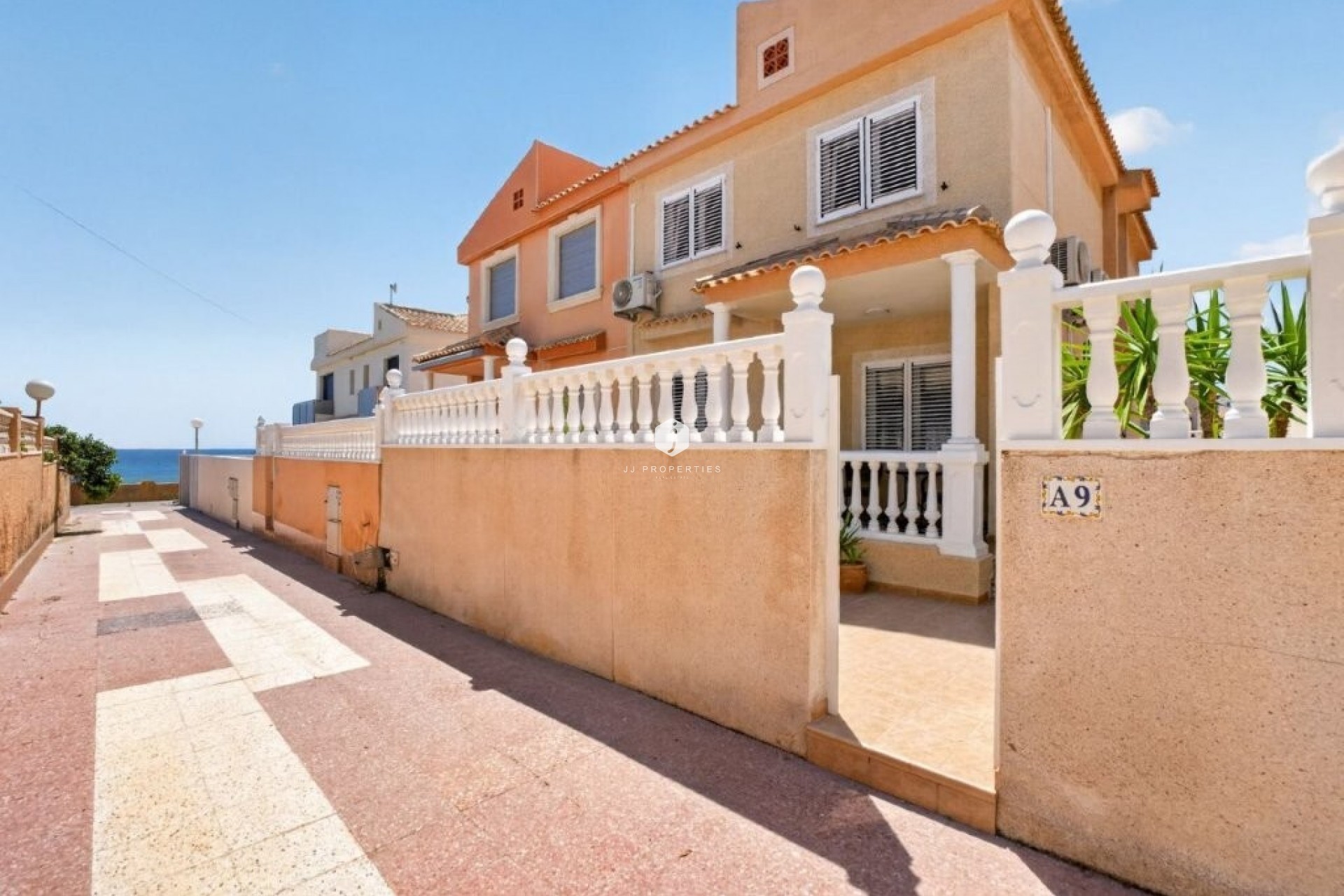 Resale - Chalet -
Torrevieja - Cabo cervera