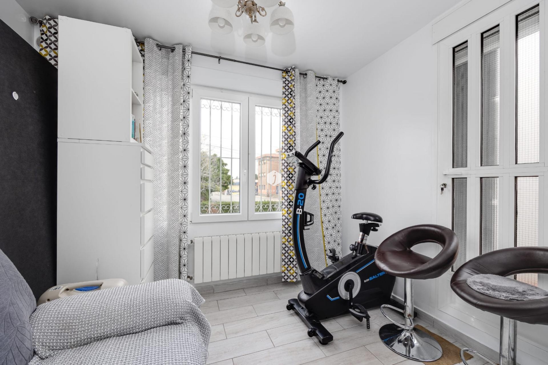 Resale - Chalet -
Torrevieja - Calas blanca