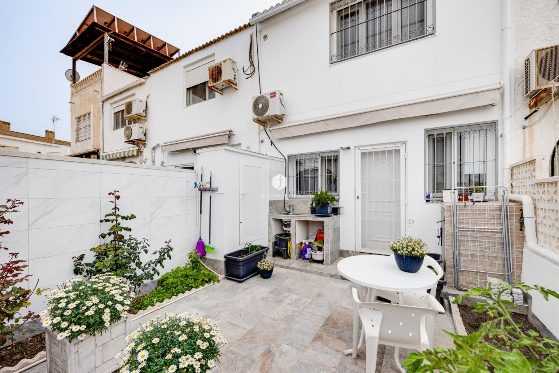 Resale - Chalet -
Torrevieja - Calas blanca