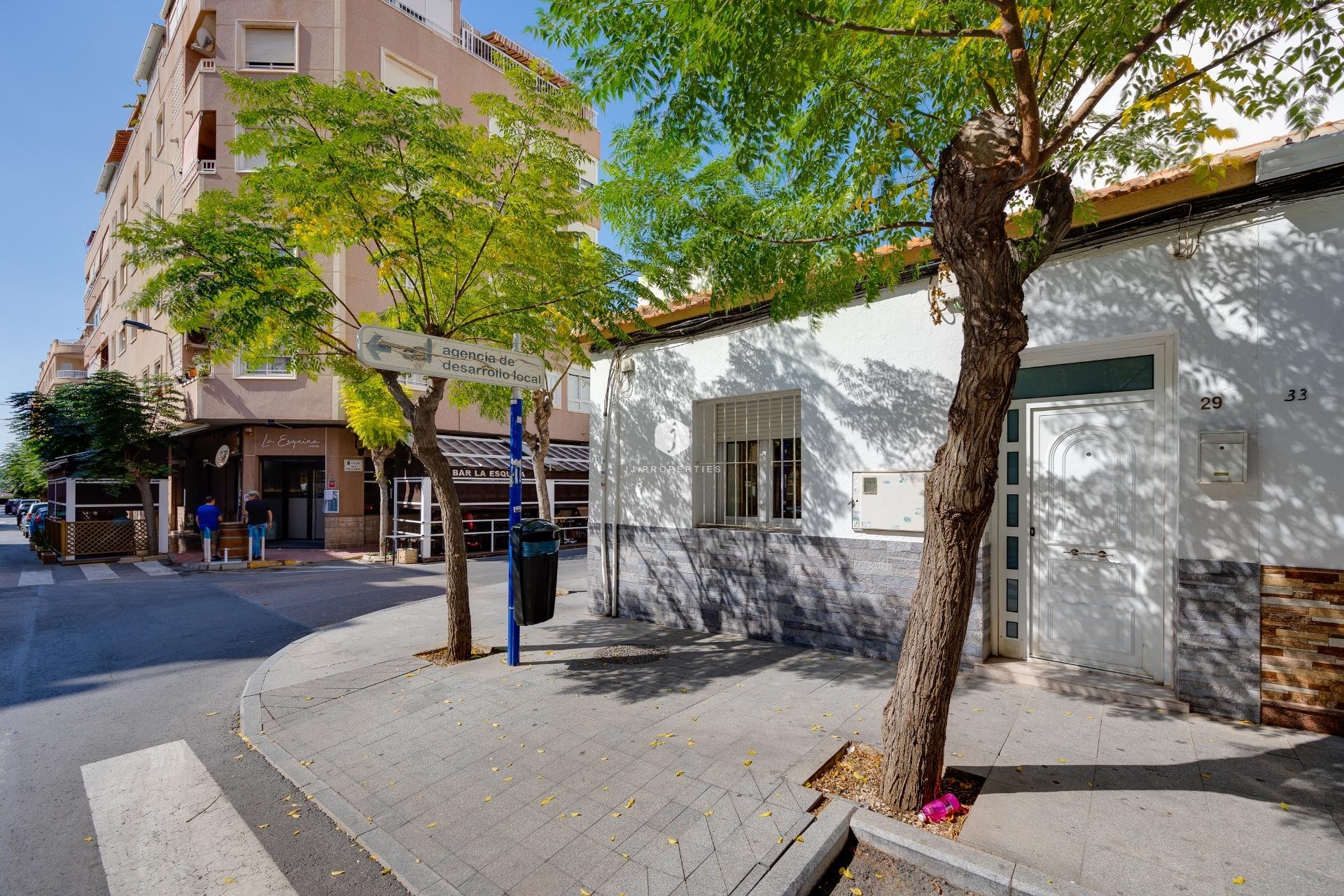 Resale - Chalet -
Torrevieja - Centro