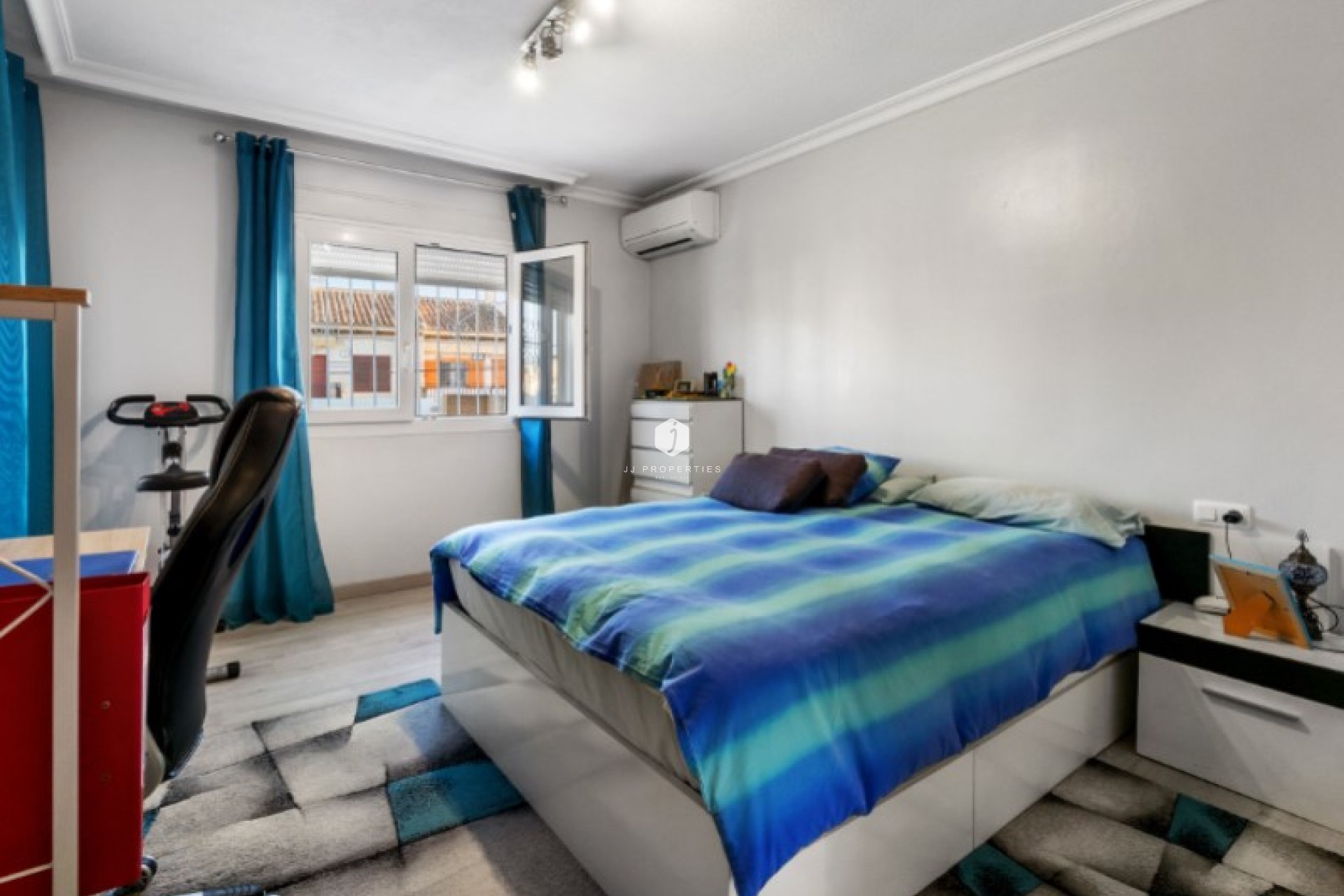 Resale - Chalet -
Torrevieja - Costa Blanca