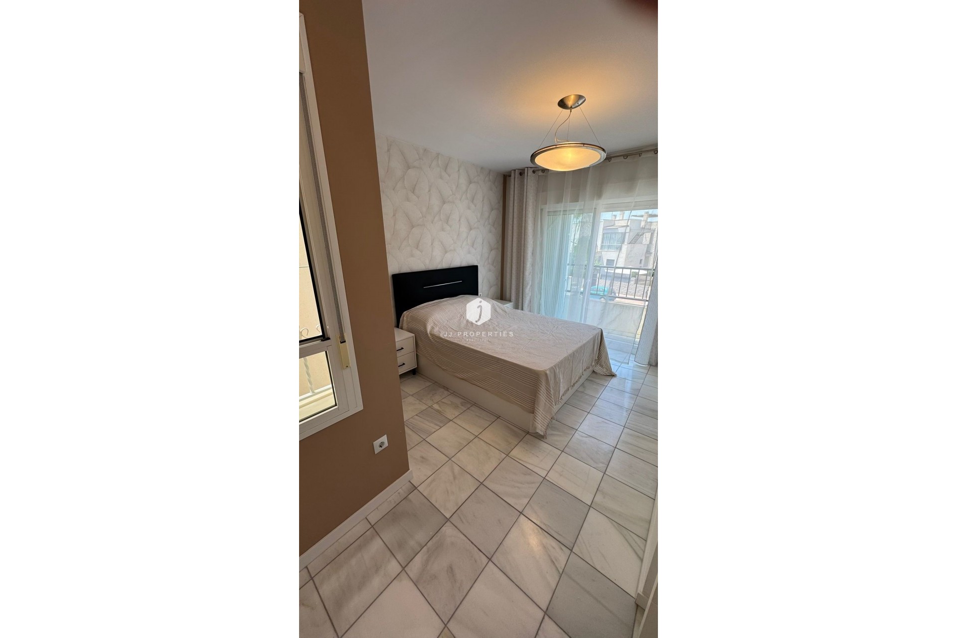 Resale - Chalet -
Torrevieja - Costa Blanca