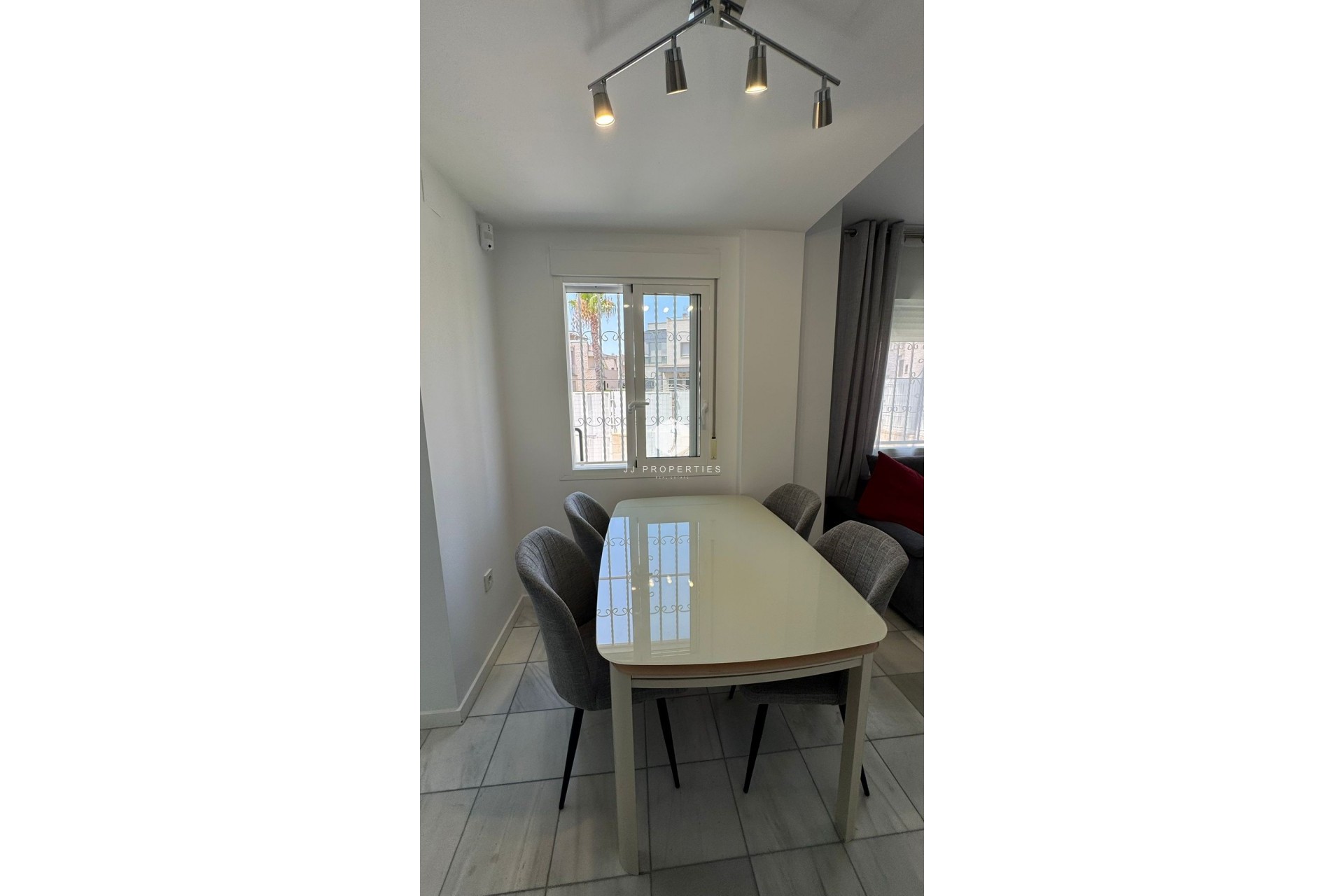 Resale - Chalet -
Torrevieja - Costa Blanca