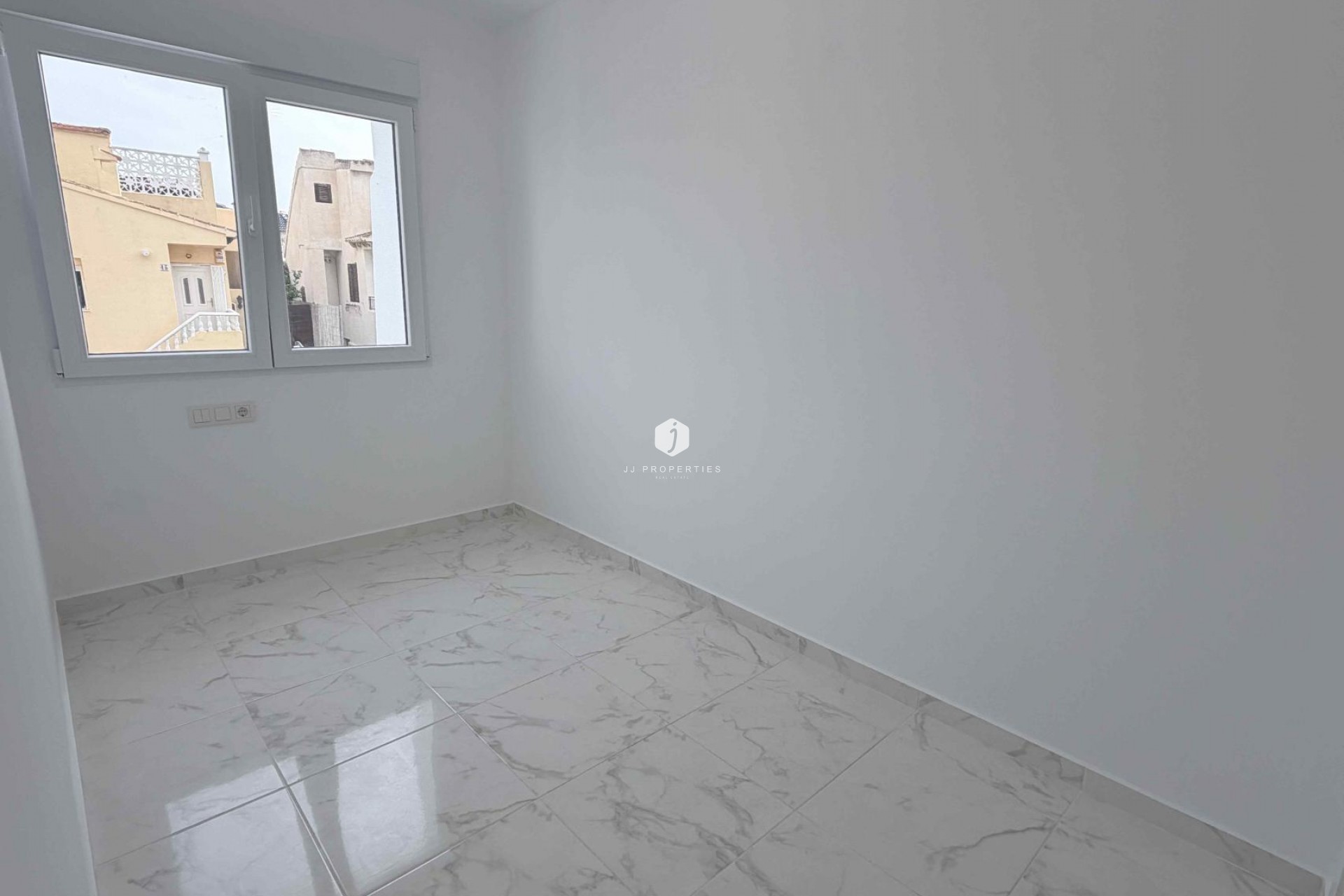 Resale - Chalet -
Torrevieja - Costa Blanca