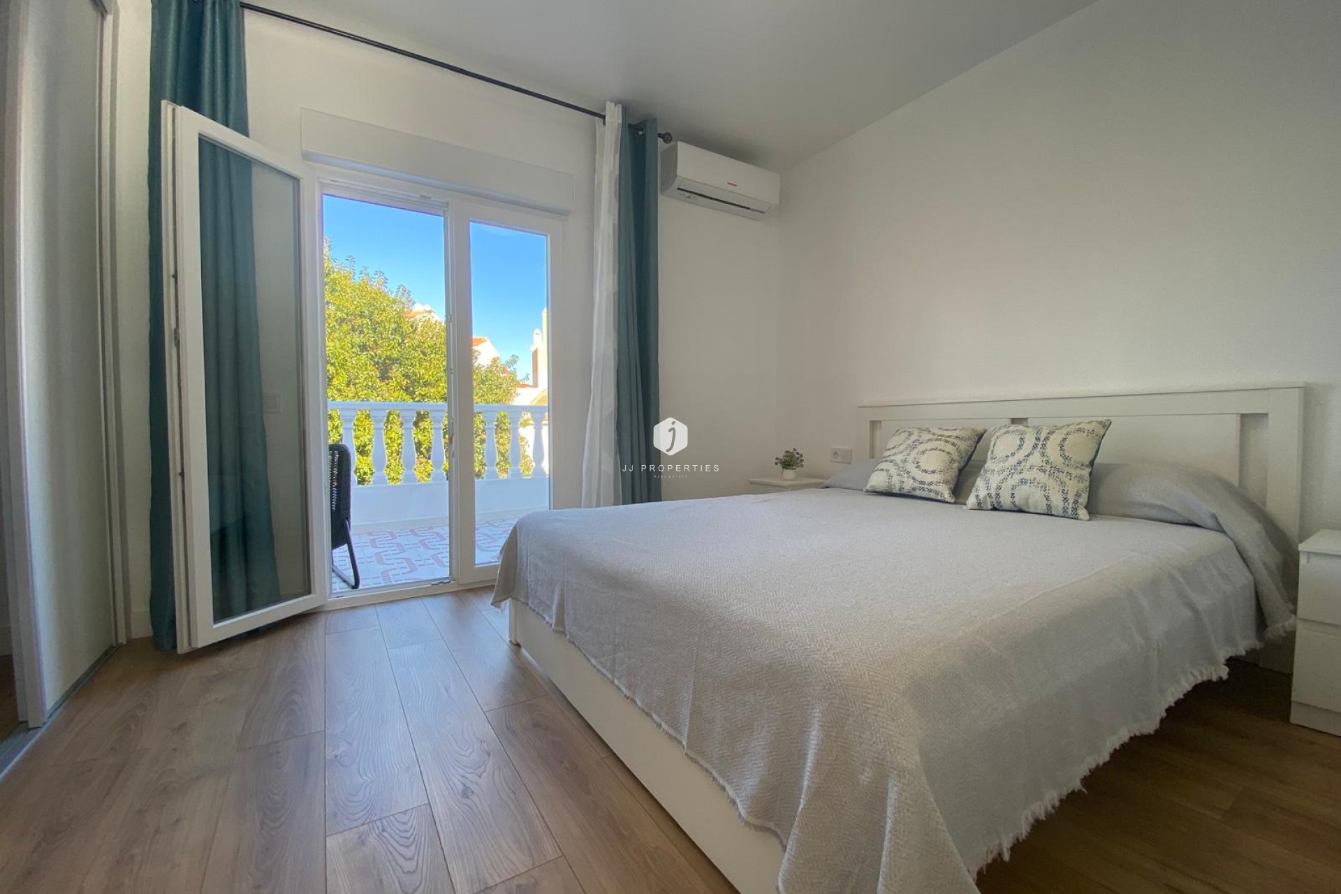 Resale - Chalet -
Torrevieja - Costa Blanca